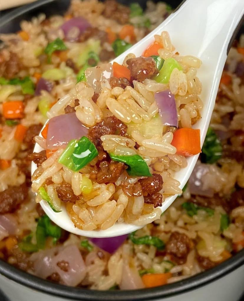 Cơm trộn bò: Hướng dẫn cách làm cơm rang thịt bò ngon với cà rốt, hành tây và rau xanh