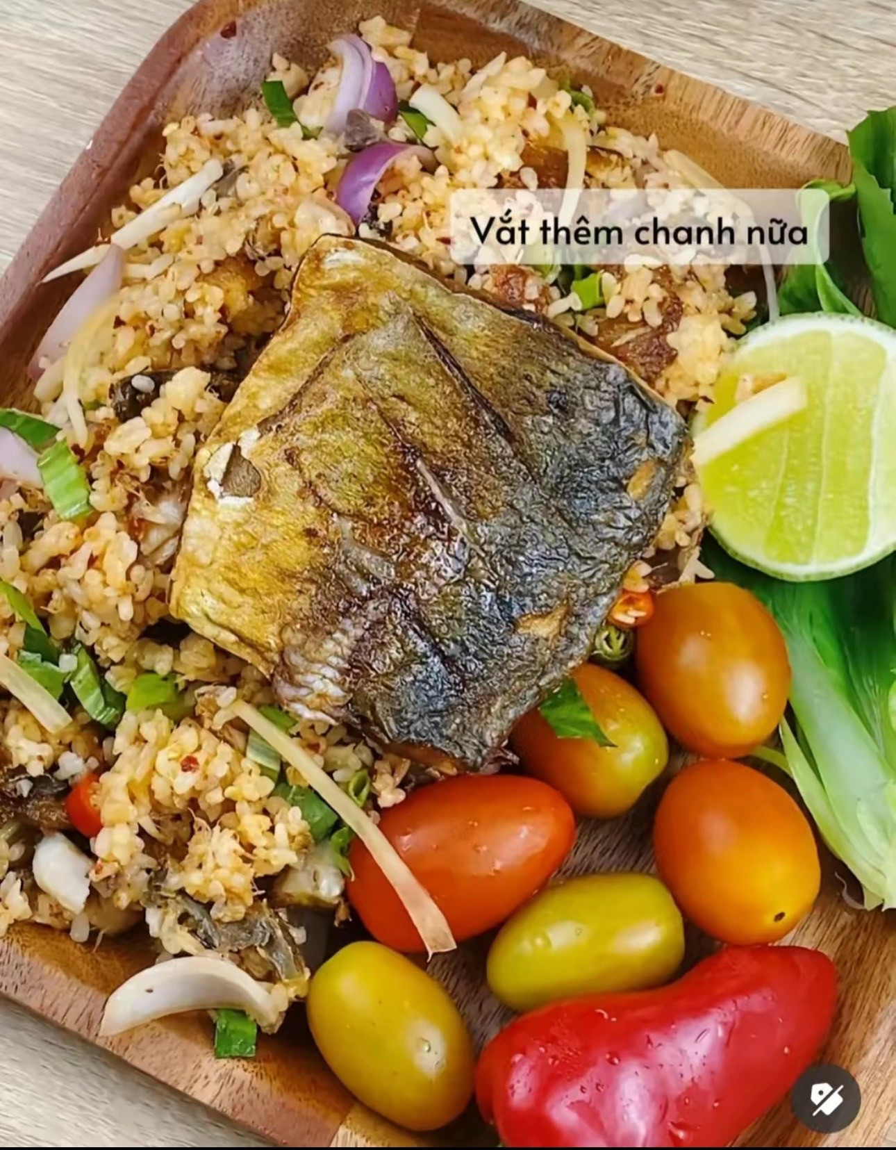 Cơm trộn cay cá nục chiên kiểu Thái, món ăn ngon lạ miệng với cá lóc xướng vàng giòn