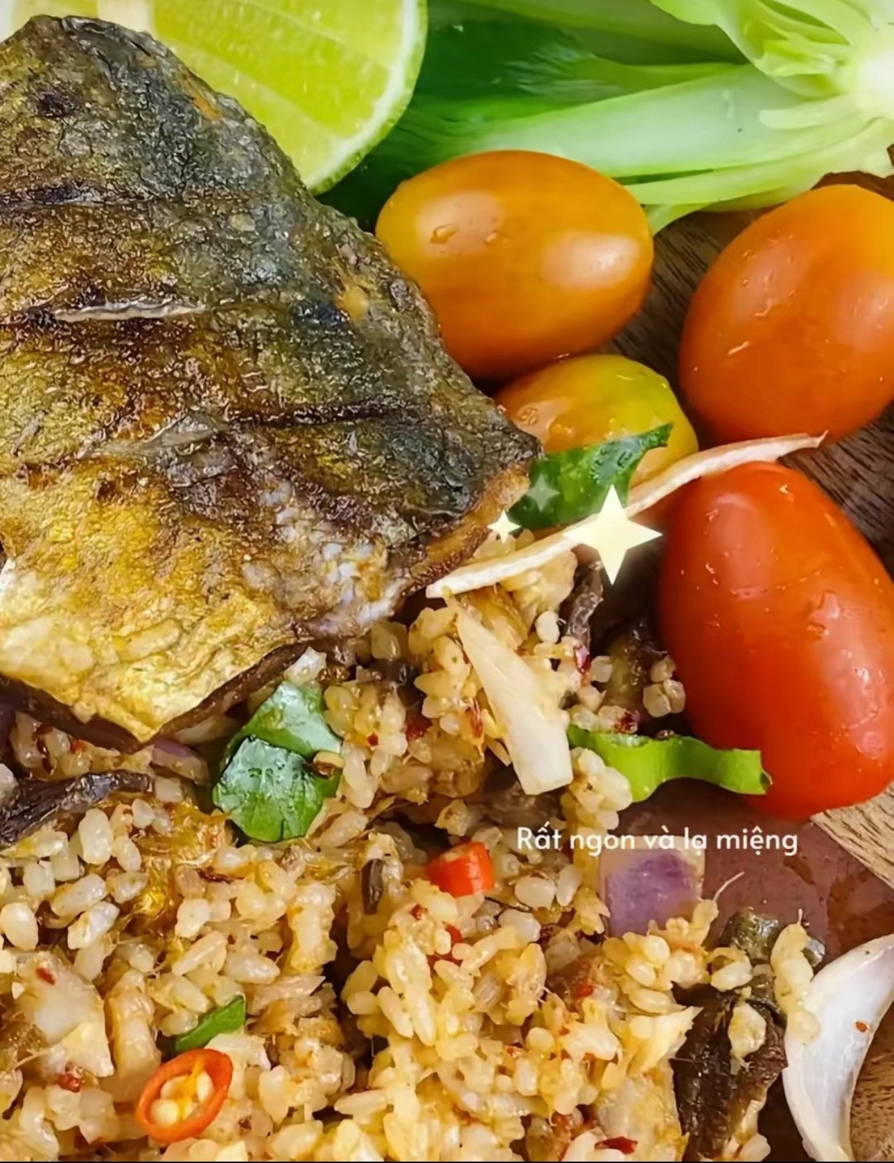 Cơm trộn cay cá nục chiên kiểu Thái, món ăn ngon lạ miệng với cá lóc xướng vàng giòn