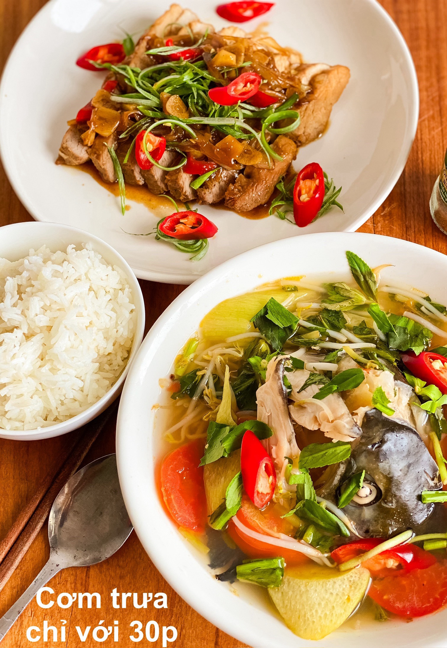 Cơm trưa chỉ với 30p: Cá kho tộ và canh cá chua ngọt