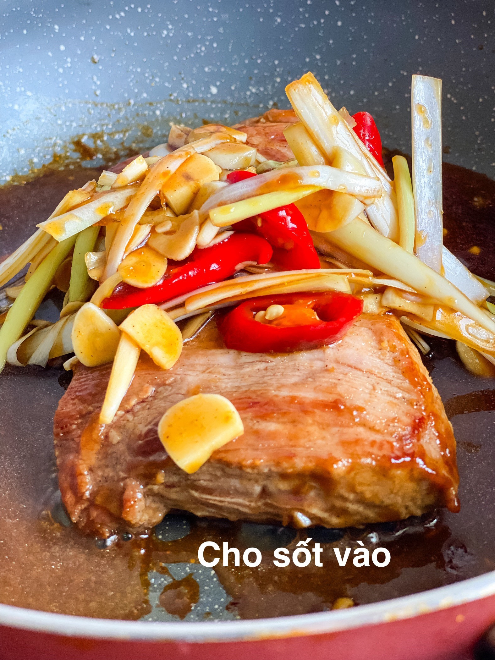 Cơm trưa chỉ với 30p: Thịt heo ướp sốt Hàn Quốc và canh cá chua ngọt