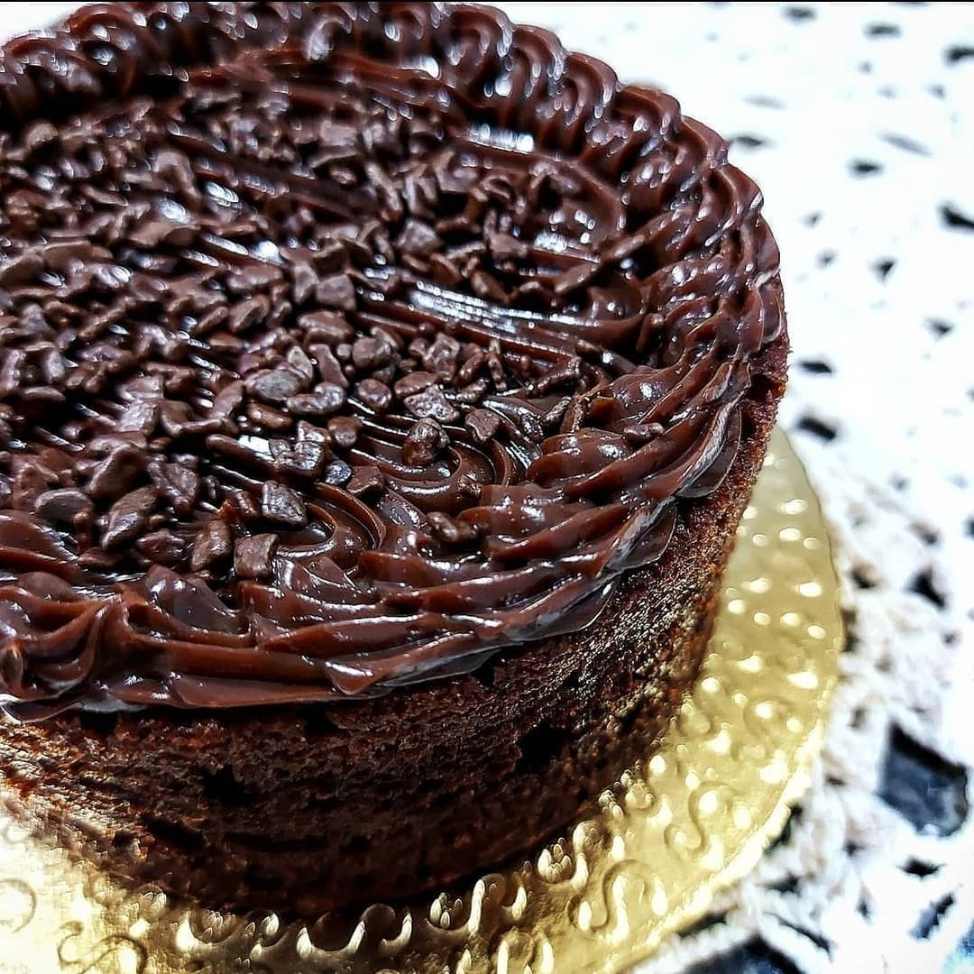 Como fazer meia receita do bolo de chocolate com cobertura cremosa e dicas de ajuste ingredientes