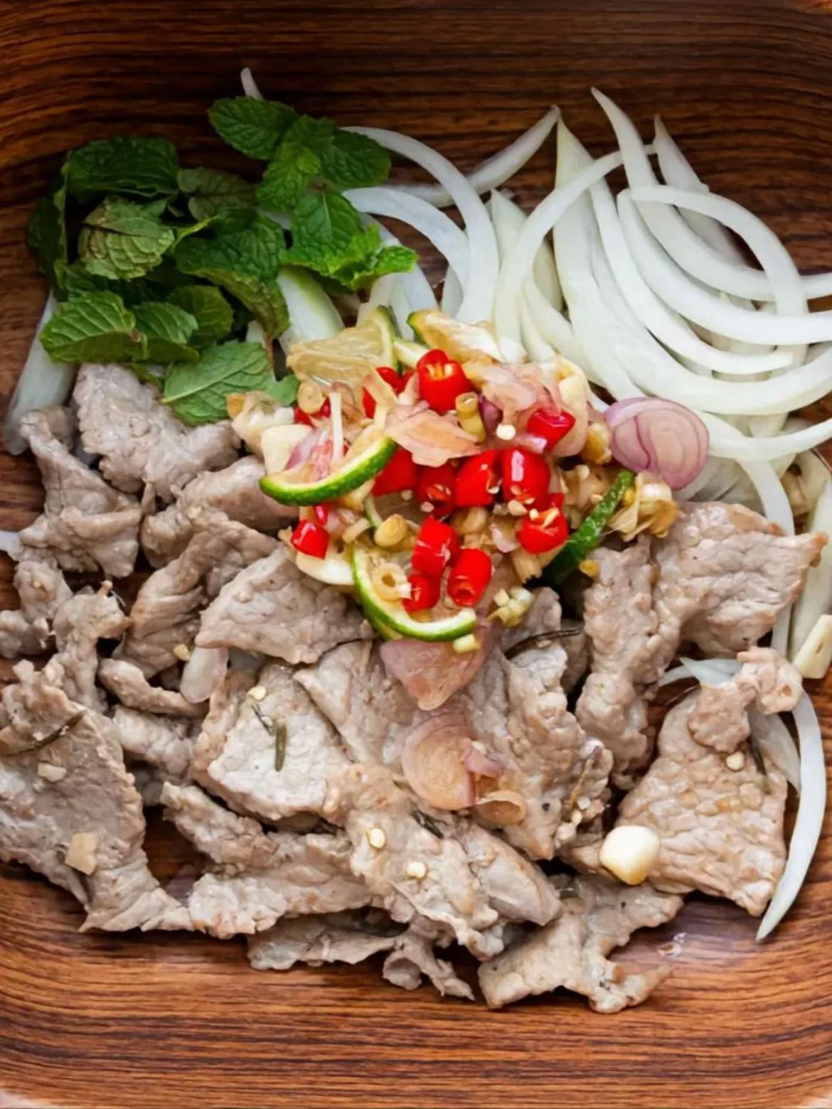 Công thức Gỏi Bò Sả Ớt kết hợp Cơm Chiên Tỏi thơm ngon, cách làm món nhậu tại nhà cực đơn giản