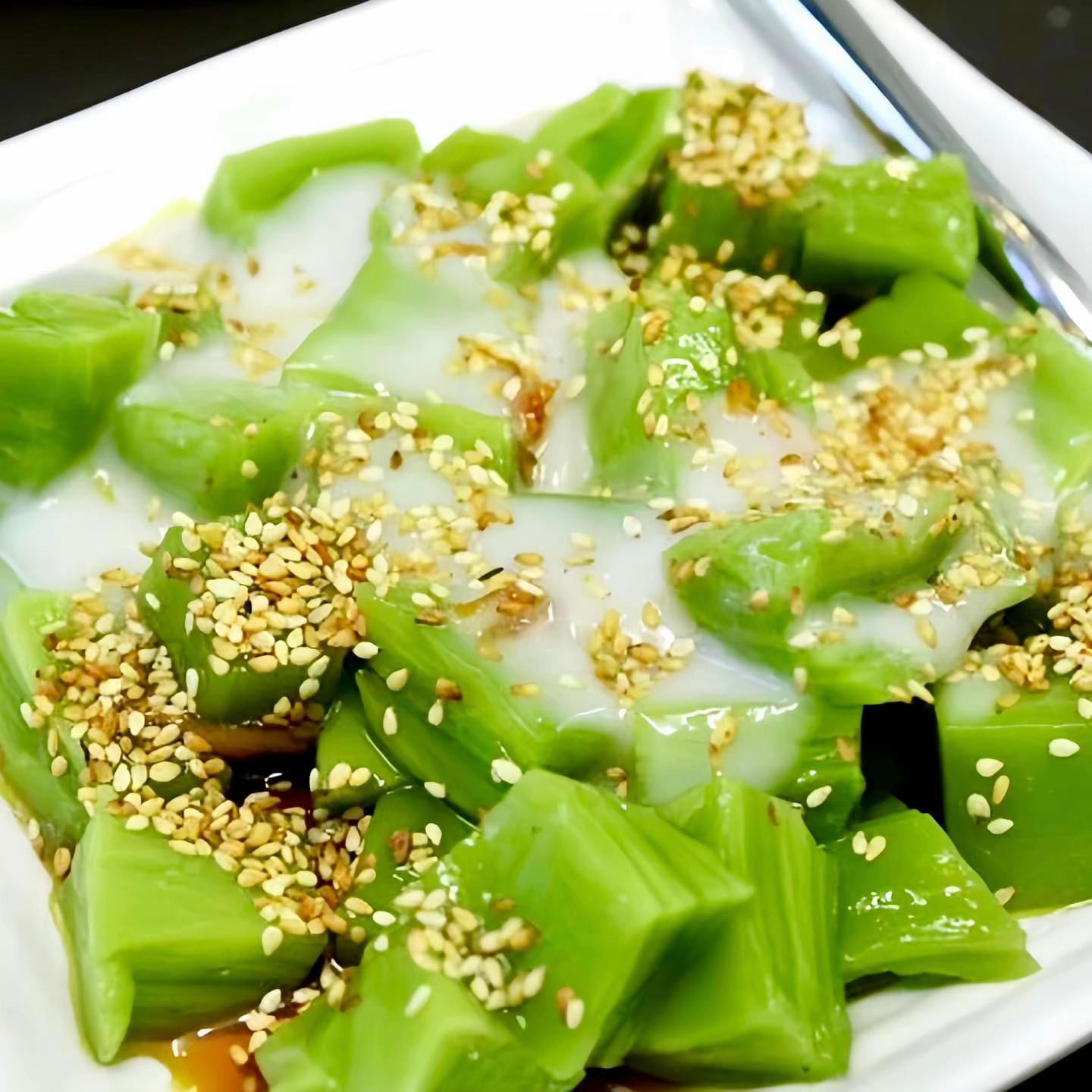 Công thức làm bánh đúc gân lá dứa siêu ngon tại nhà với nước cốt dừa và mè rang