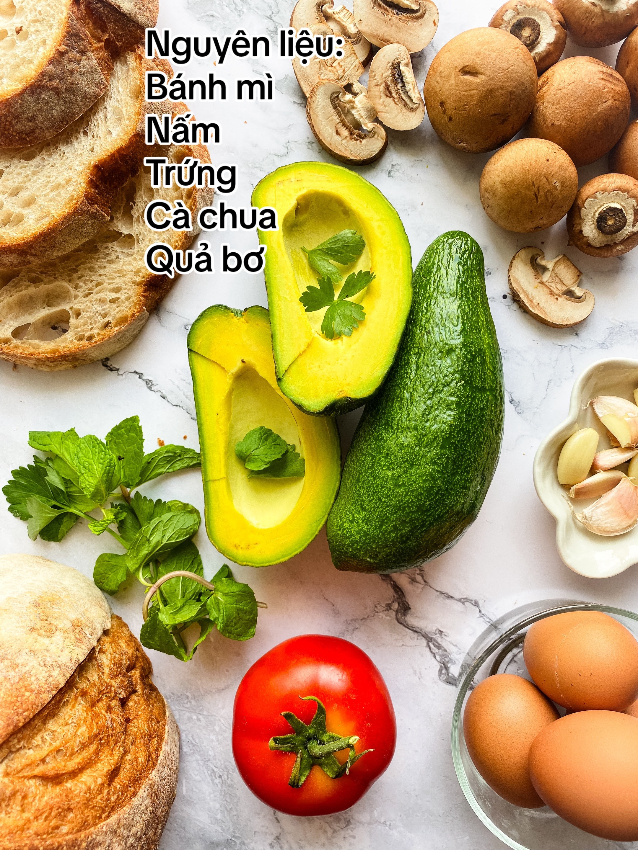Công thức làm bánh mì nướng Avocado toast với trứng và nấm