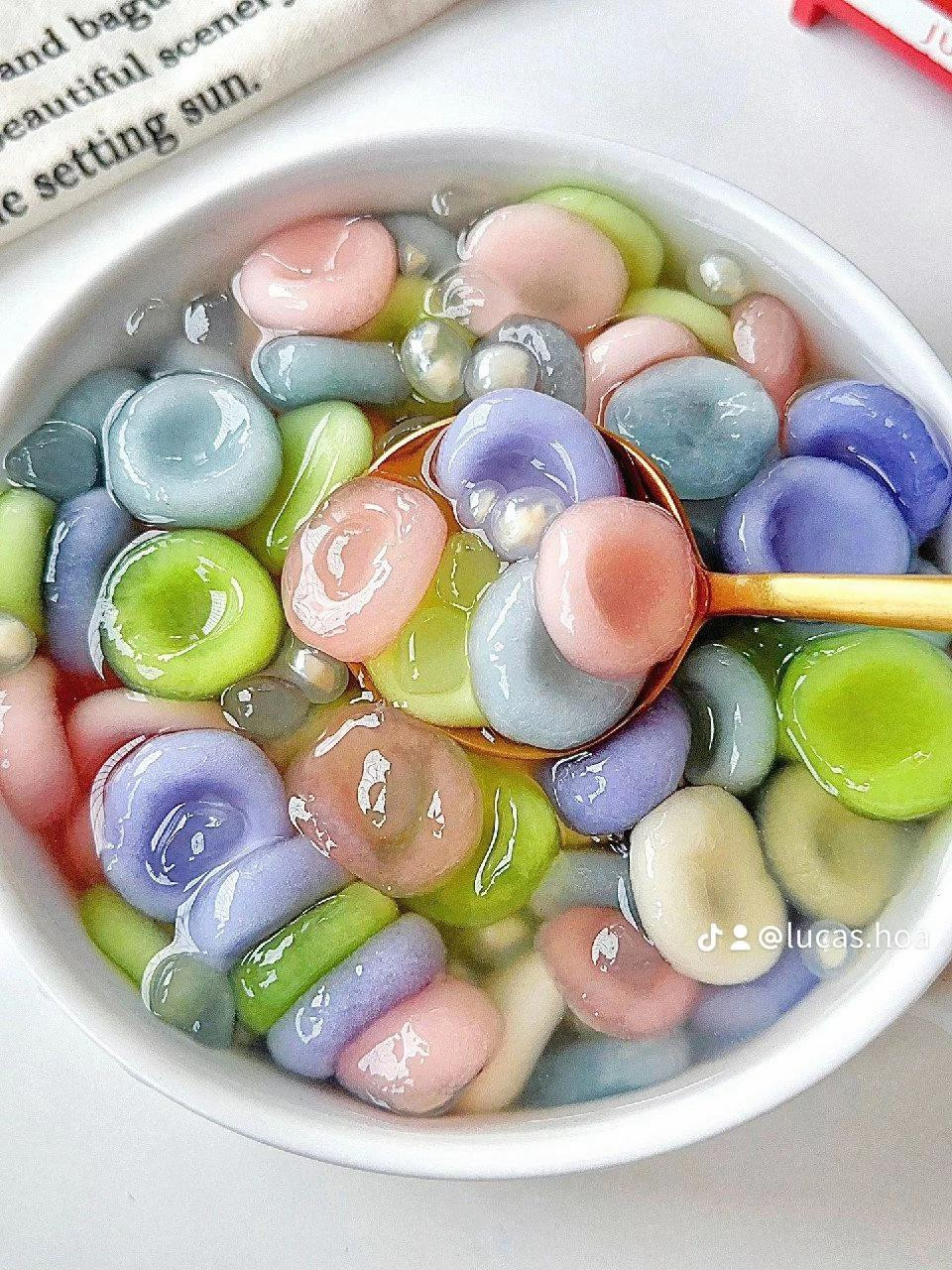 Công thức làm bánh trôi ngũ sắc, viên bột màu sắc rực rỡ ăn kèm topping