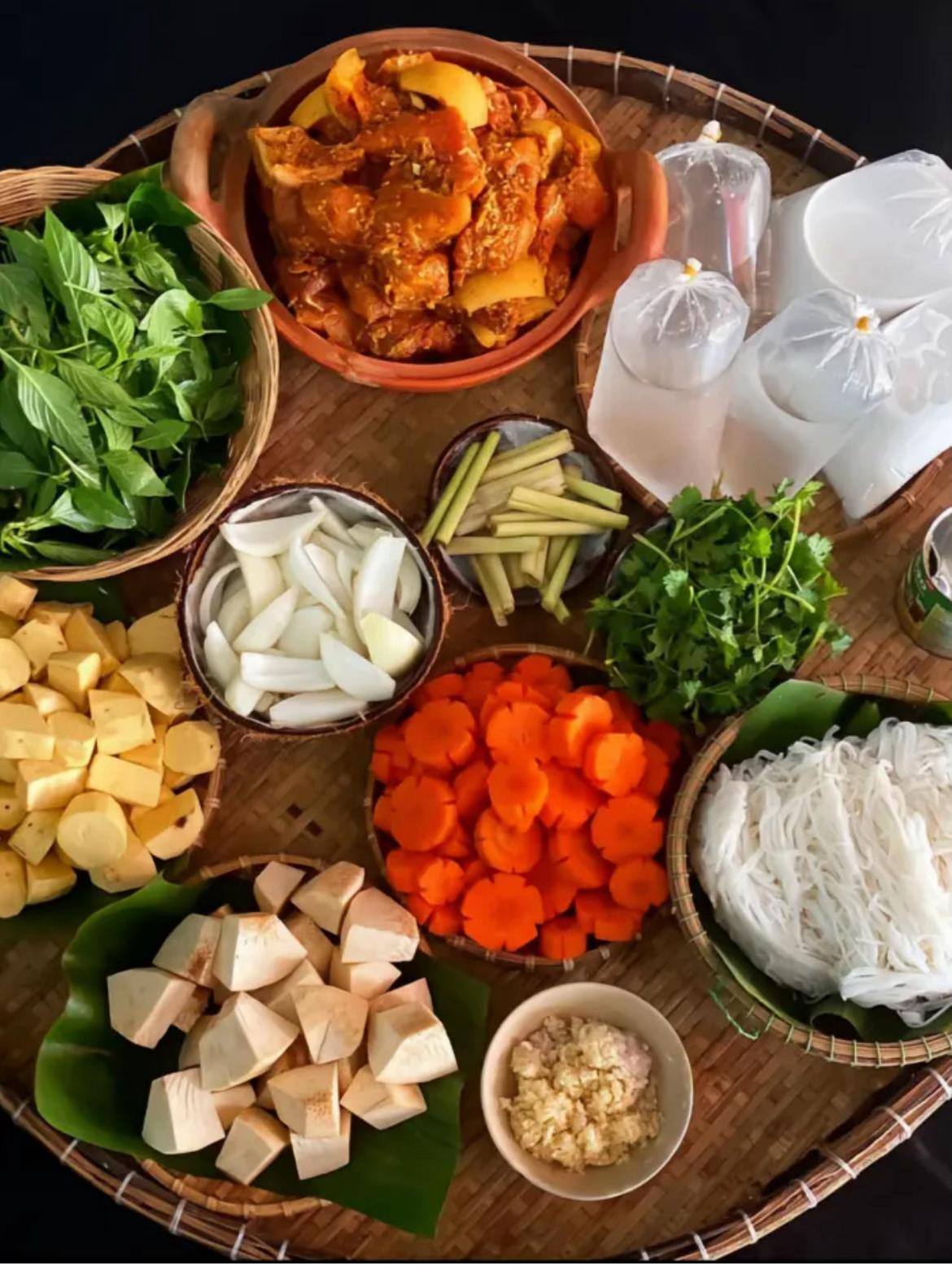 Công thức làm Cà Ri Nai nhà làm với thịt nai, khoai lang, cà rốt và nước cốt dừa ăn kèm bún bánh mì