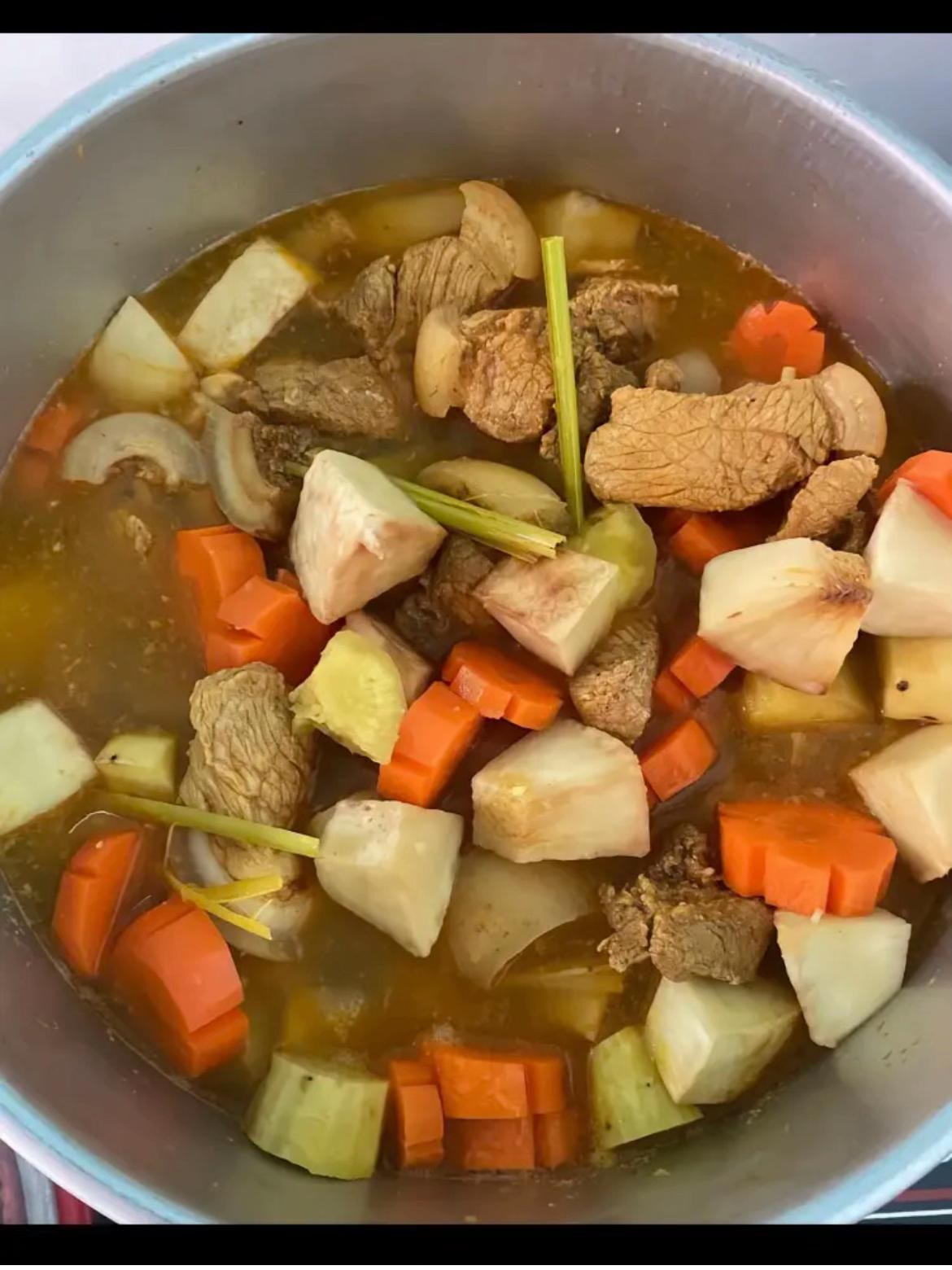 Công thức làm Cà Ri Nai nhà làm với thịt nai, khoai lang, cà rốt và nước cốt dừa ăn kèm bún bánh mì