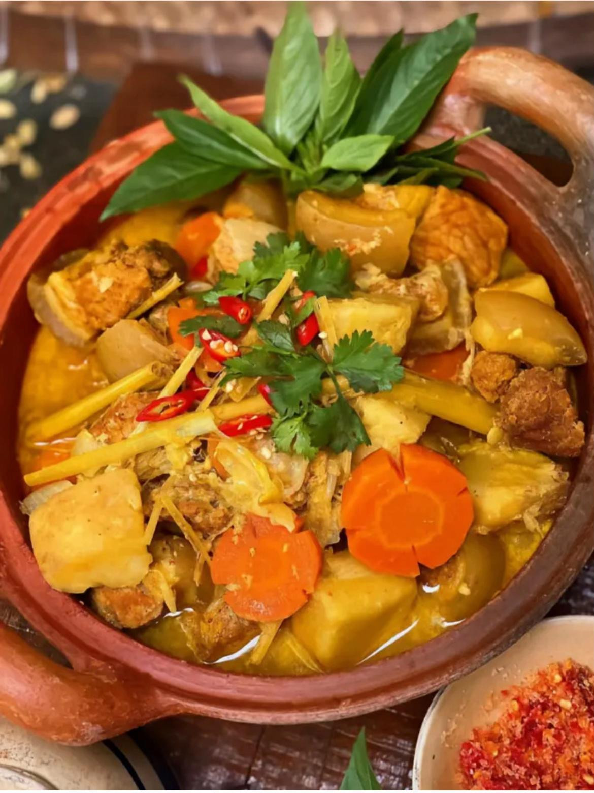 Công thức làm Cà Ri Nai nhà làm với thịt nai, khoai lang, cà rốt và nước cốt dừa ăn kèm bún bánh mì