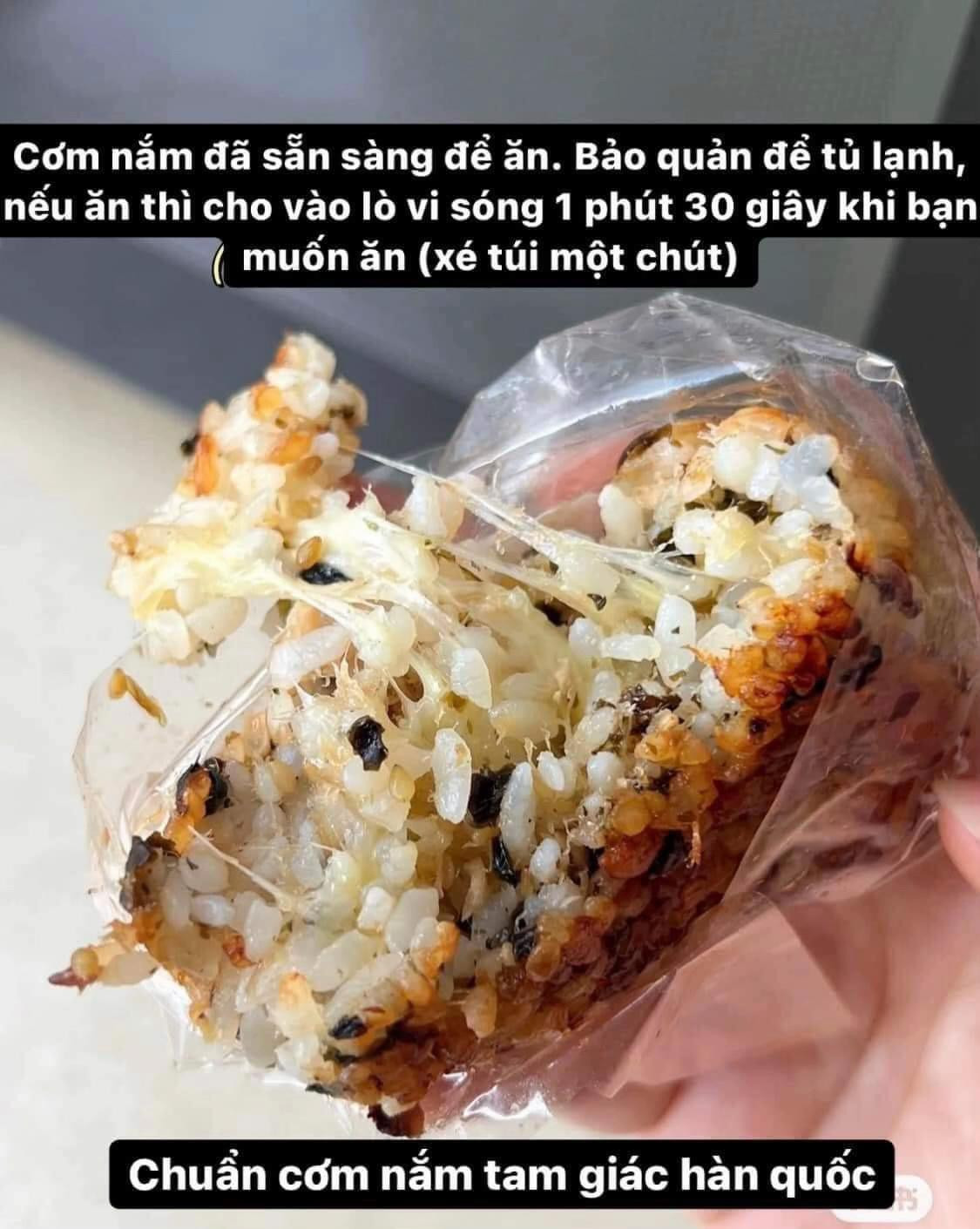 Công thức làm cơm nắm tam giác Hàn Quốc (Onigiri) cá ngừ, phô mai và rau củ giòn rụm