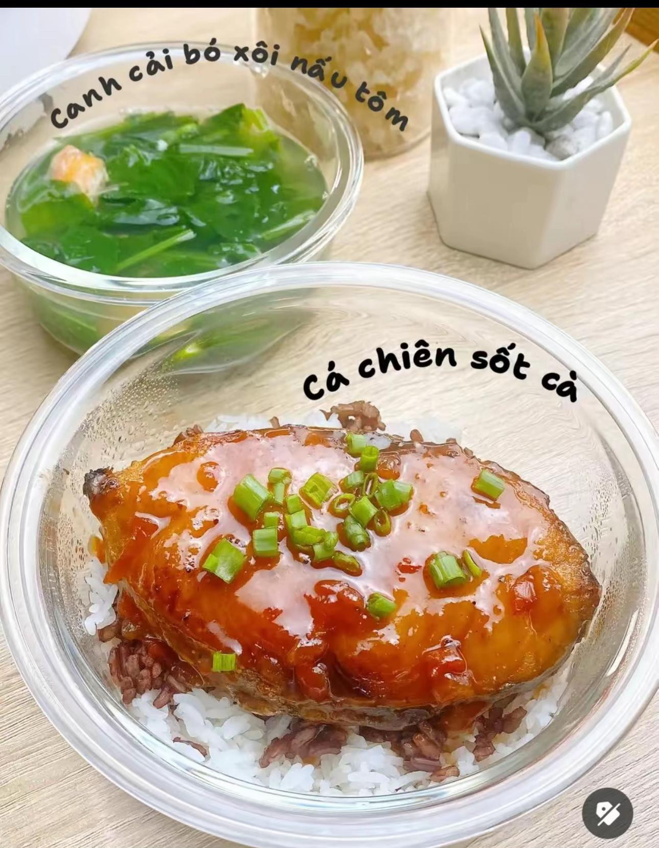 Công thức làm món cá chiên sốt cà chua và canh cải bó xôi nấu tôm cho bữa trưa nhanh gọn