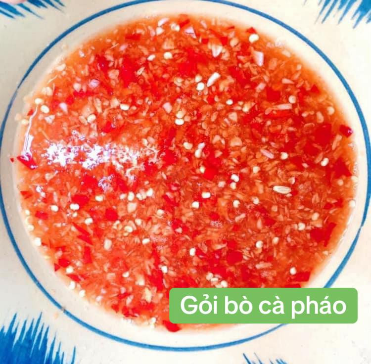 Công thức làm món Gỏi bò cà pháo chua ngọt với nguyên liệu thịt bò, cà tím và bánh phồng tôm