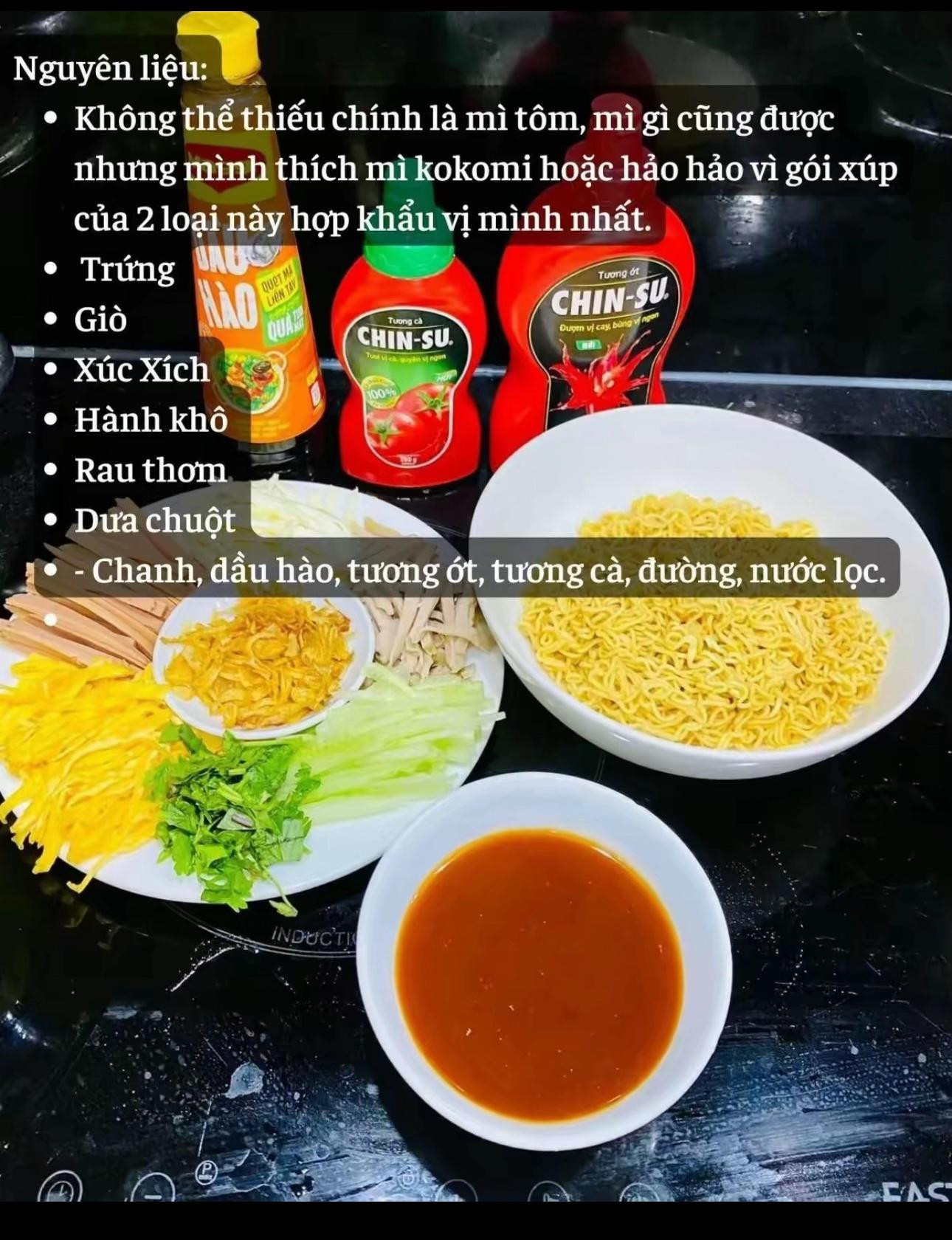 Công thức Mì Trộn Sốt ngon tuyệt với trứng, giò, xúc xích và rau thơm