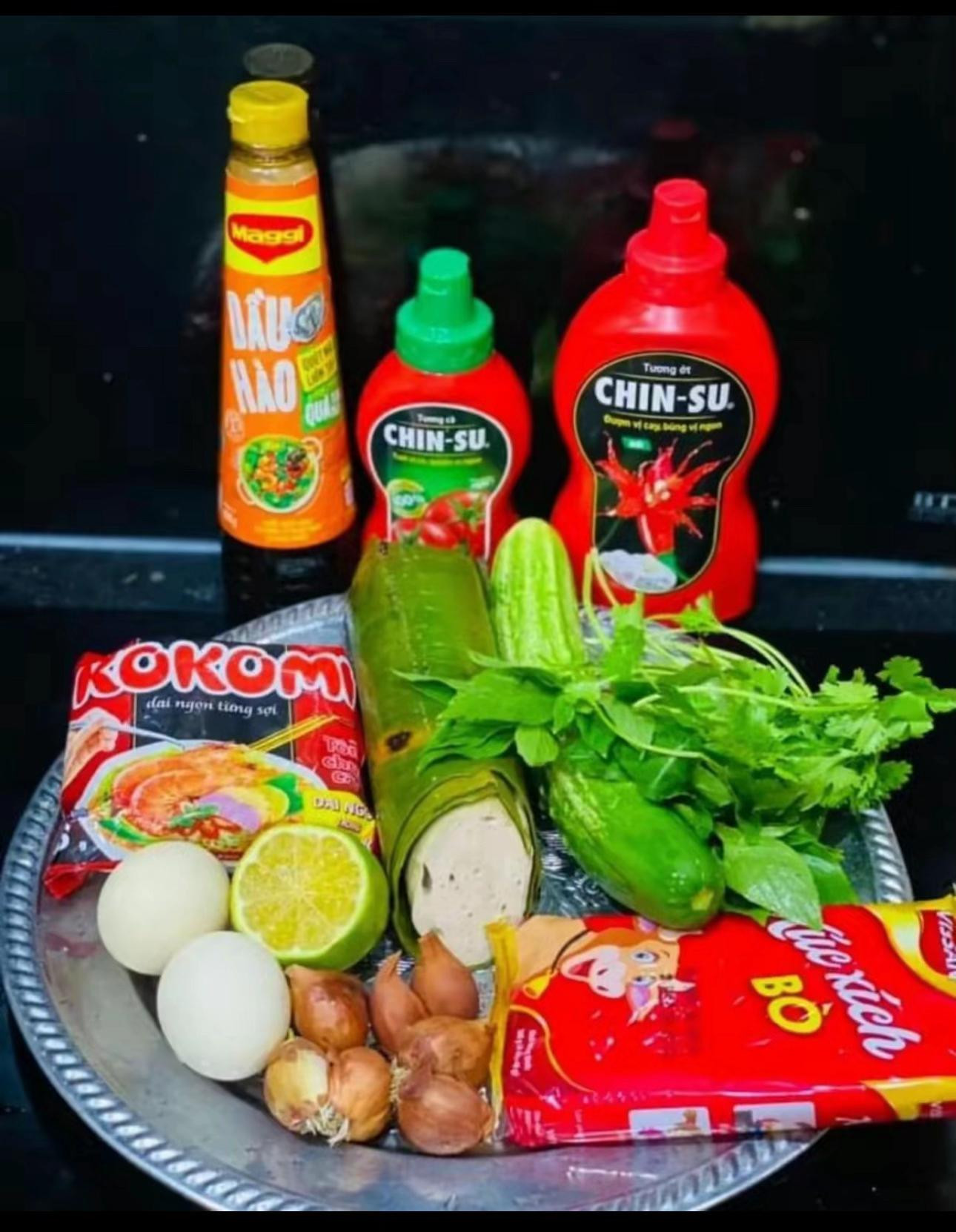 Công thức Mì Trộn Sốt ngon tuyệt với trứng, giò, xúc xích và rau thơm