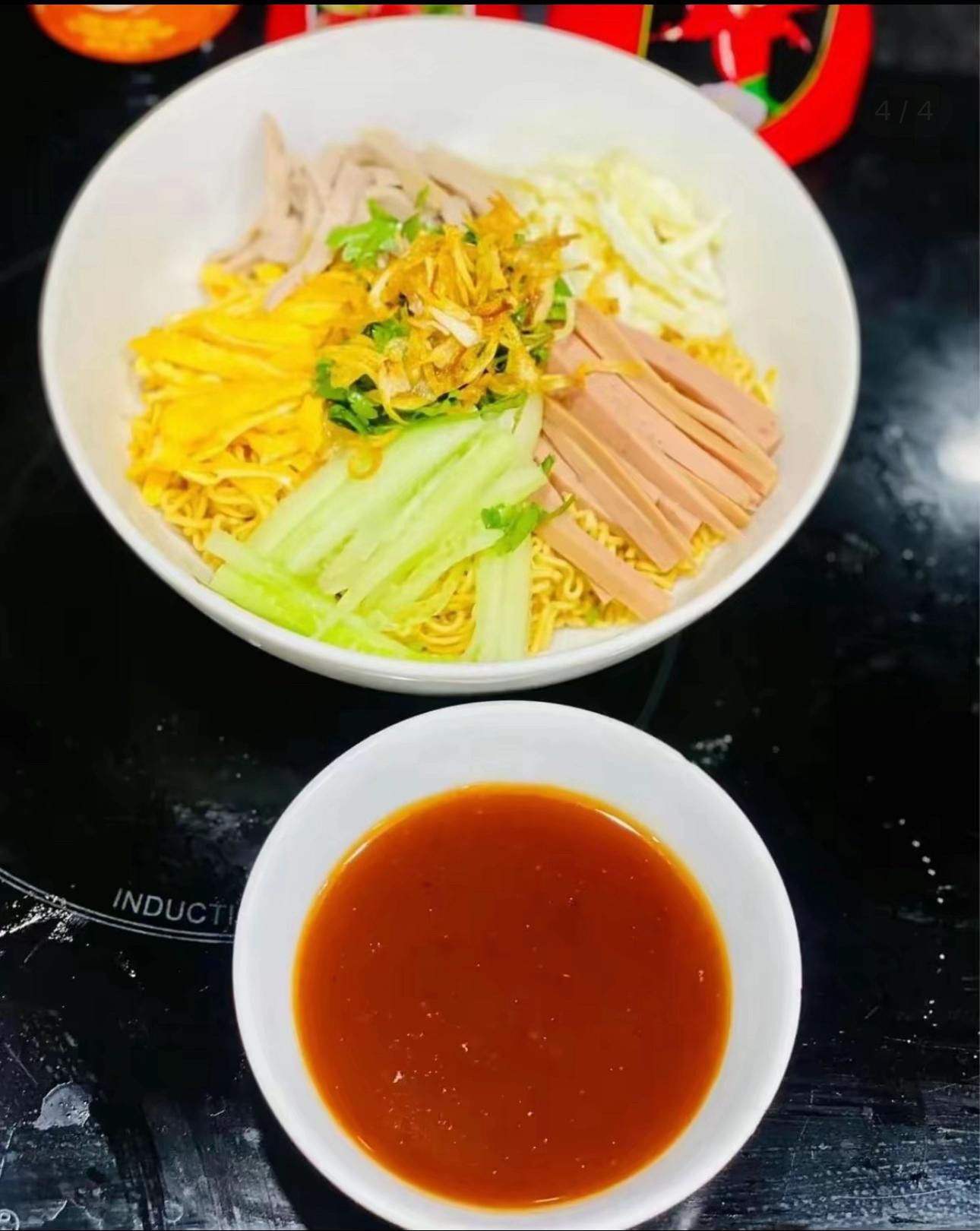 Công thức Mì Trộn Sốt ngon tuyệt với trứng, giò, xúc xích và rau thơm