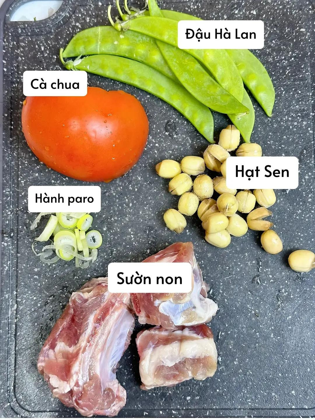 Công thức món canh sườn non nấu hạt sen, đậu hà lan và cà chua thanh mát