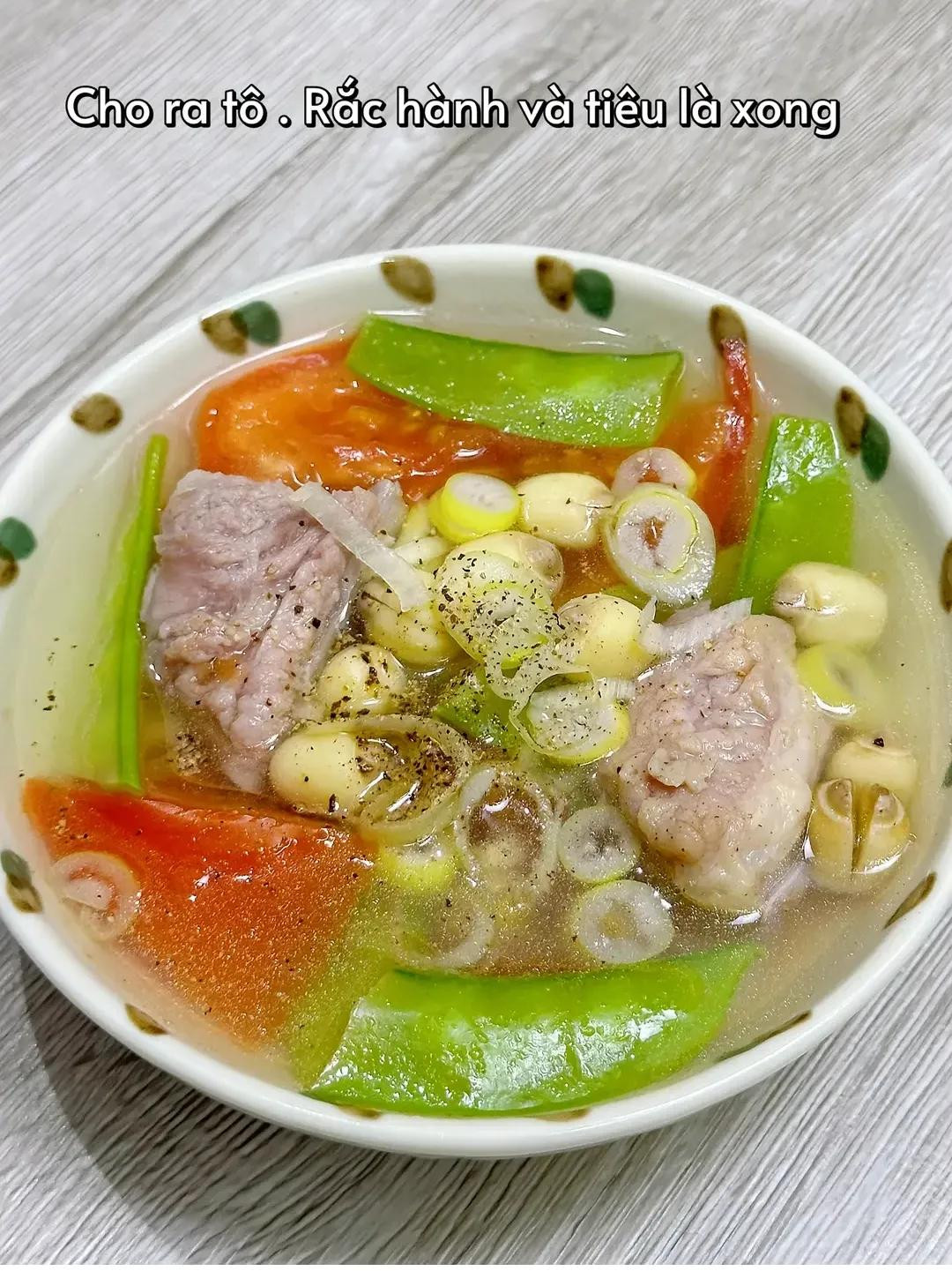 Công thức món canh sườn non nấu hạt sen, đậu hà lan và cà chua thanh mát