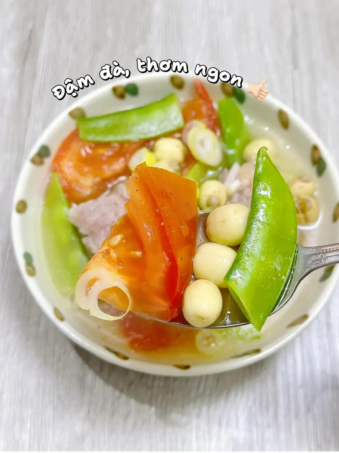 Công thức món canh sườn non nấu hạt sen, đậu hà lan và cà chua thanh mát