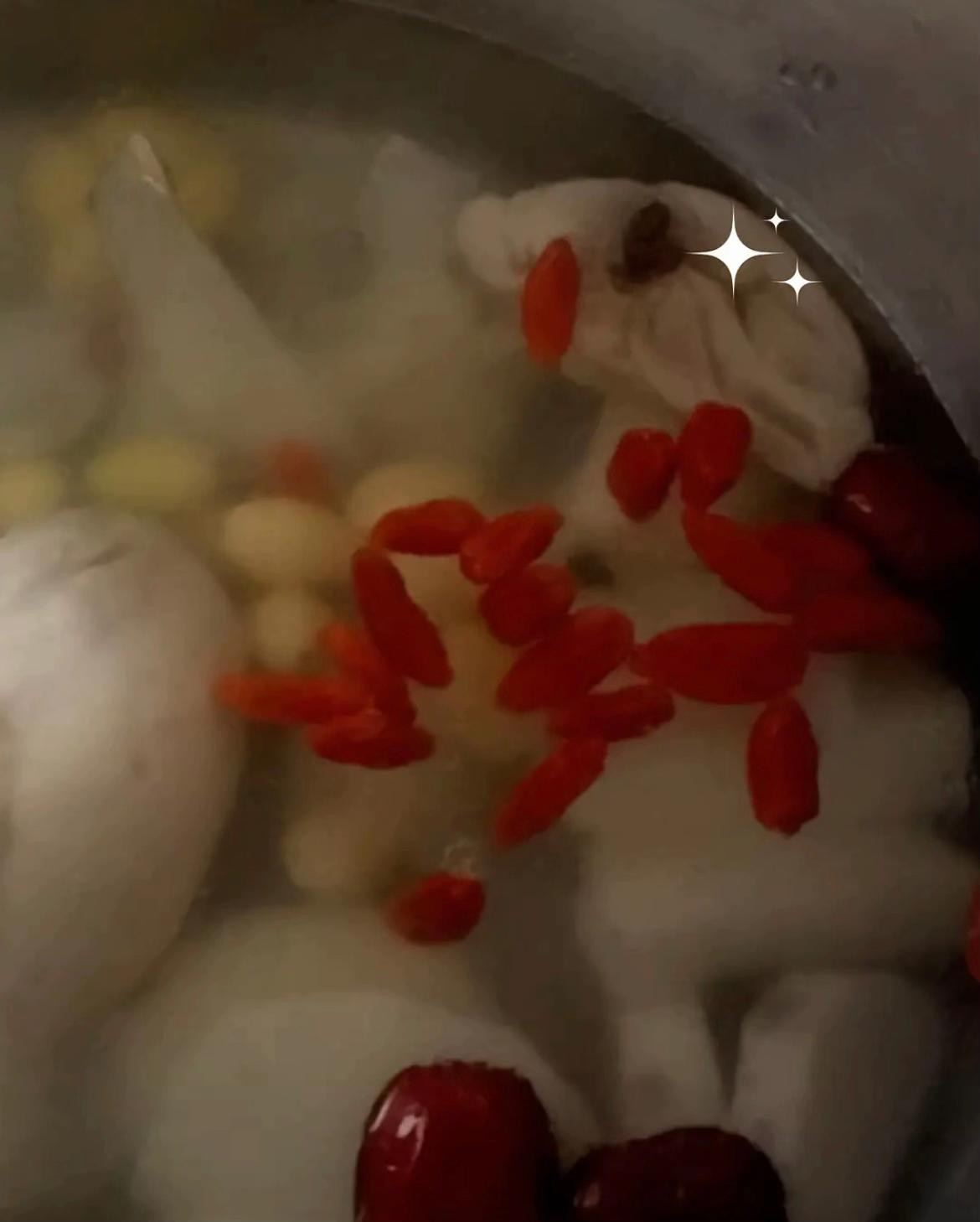 Công thức món Gà hầm kỉ tử bổ dưỡng với cánh gà, nấm và gia vị thơm ngon