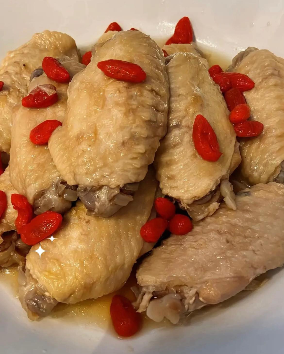 Công thức món Gà hầm kỉ tử bổ dưỡng với cánh gà, nấm và gia vị thơm ngon