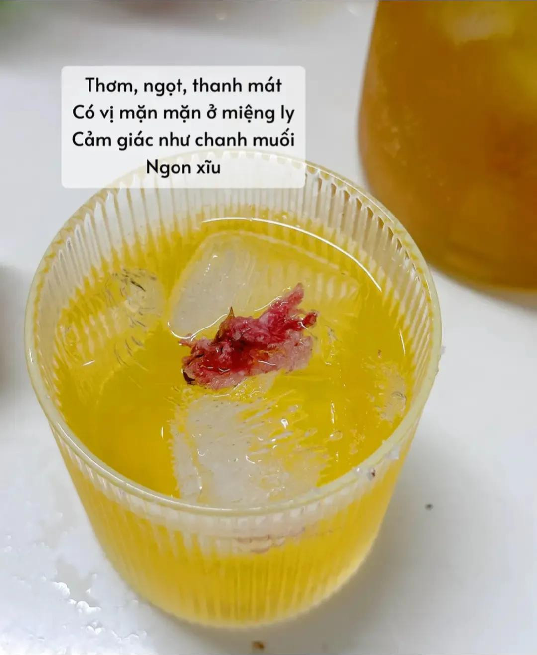 Công thức pha chế tiệc tùng cuối tuần: Cocktail bia SG, soju dâu và hoa anh đào ướp muối