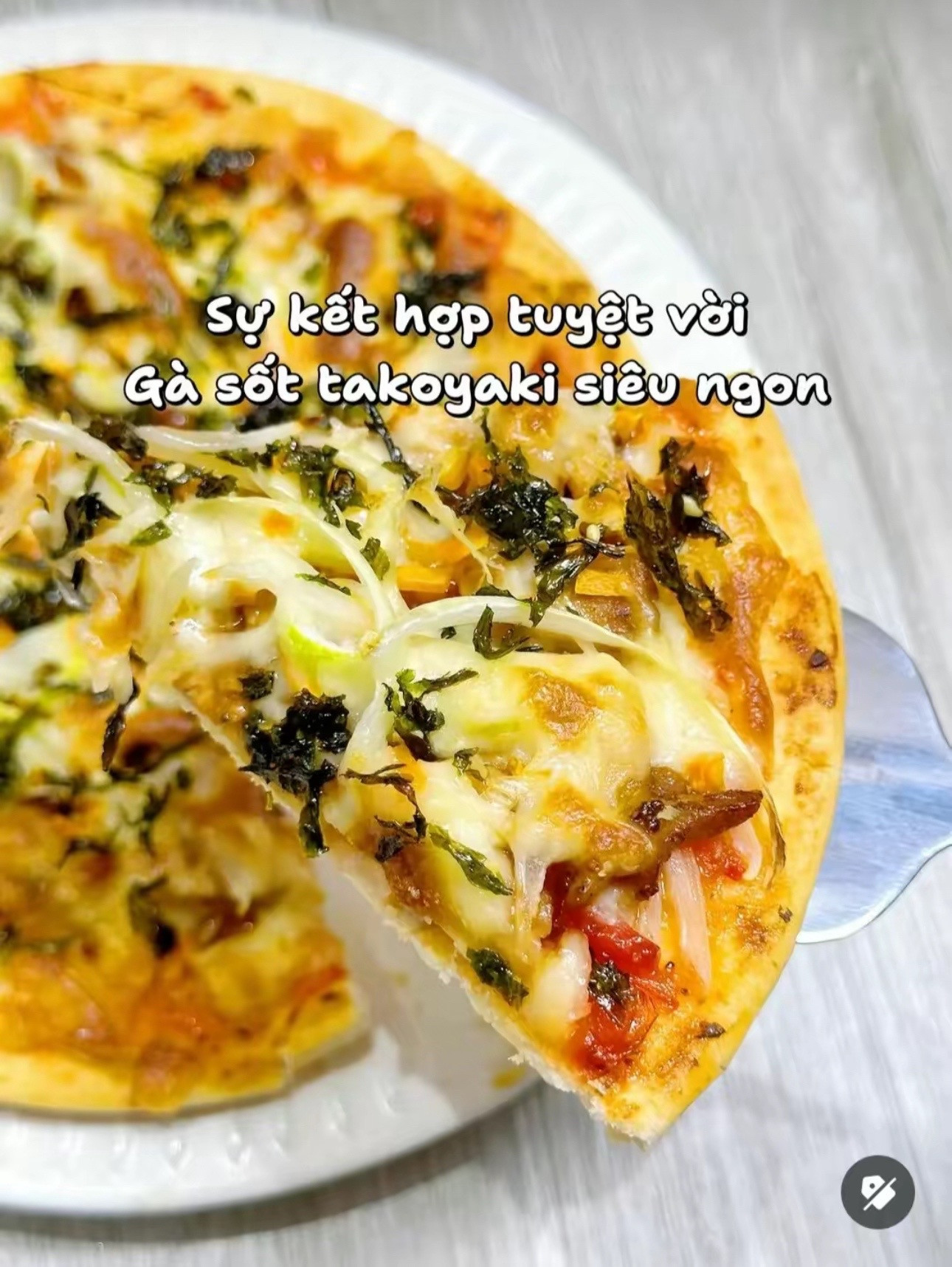 Công thức Pizza Gà Takoyaki: Bữa sáng nhanh, chất lượng với gà sốt takoyaki và rong biển