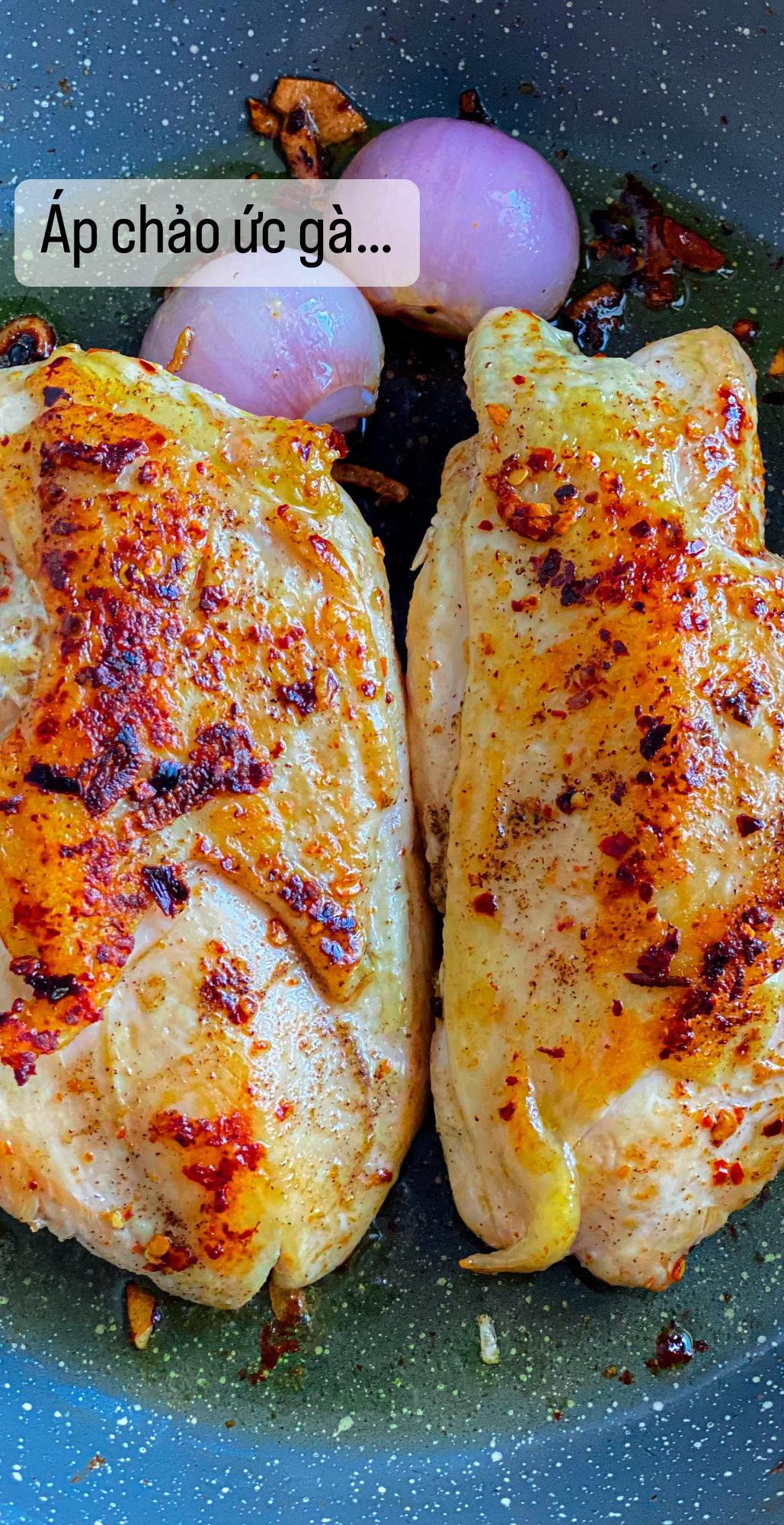 Công thức ức gà sốt cam ăn kèm măng tây xào bơ tỏi, món ngon eat clean đơn giản