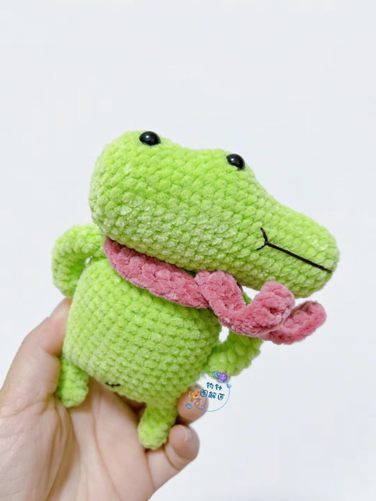 Crochet Amigurumi Crocodile Pattern Tutorial with Green Body and Pink Scarf