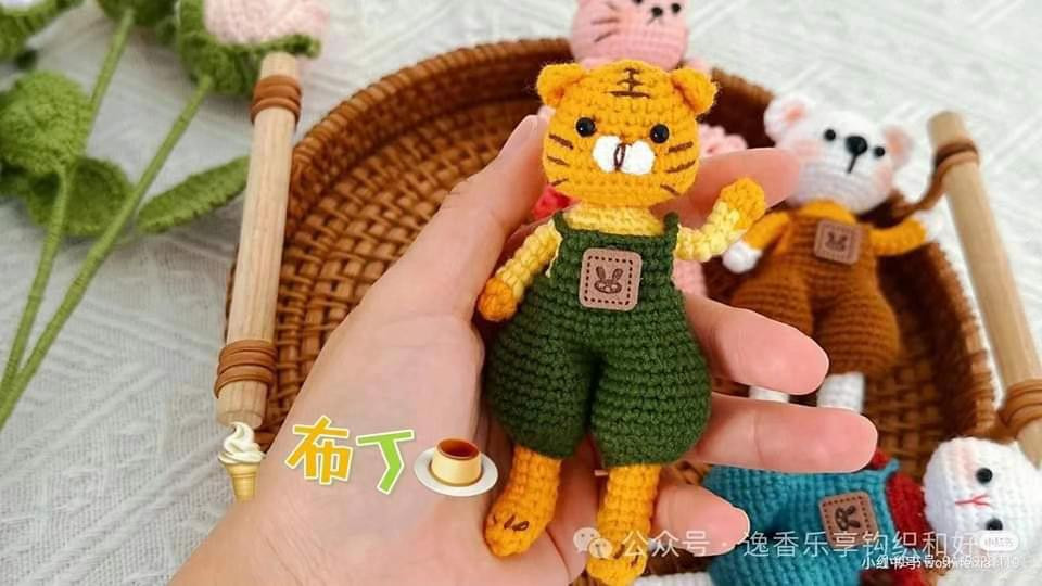 Crochet Amigurumi Pattern: Cute Bear, Cat, Tiger and Rabbit Dolls with Clothes