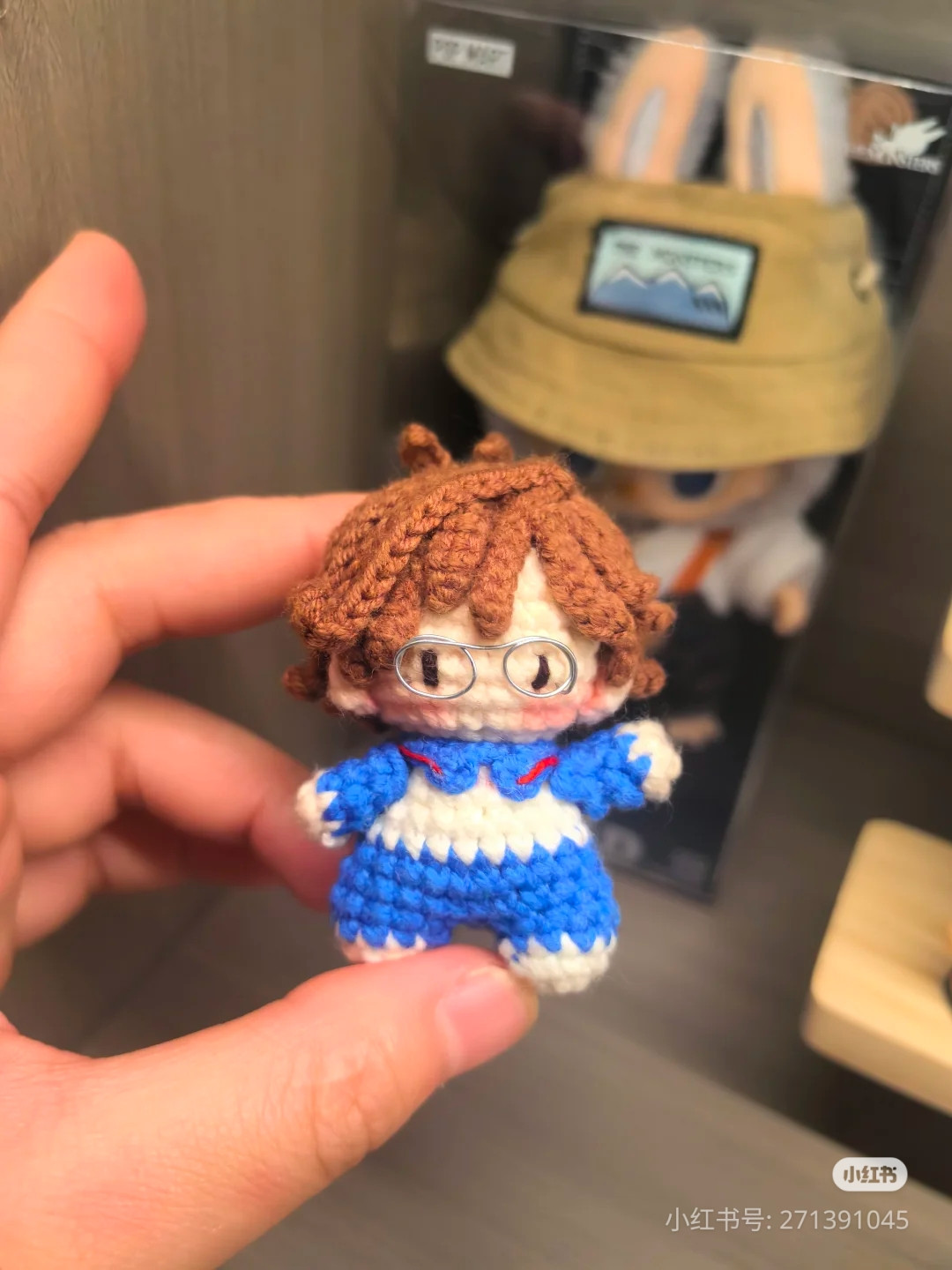 Crochet Amigurumi Pattern: Cute Couple in Blue Outfits with Glasses and Green Hat