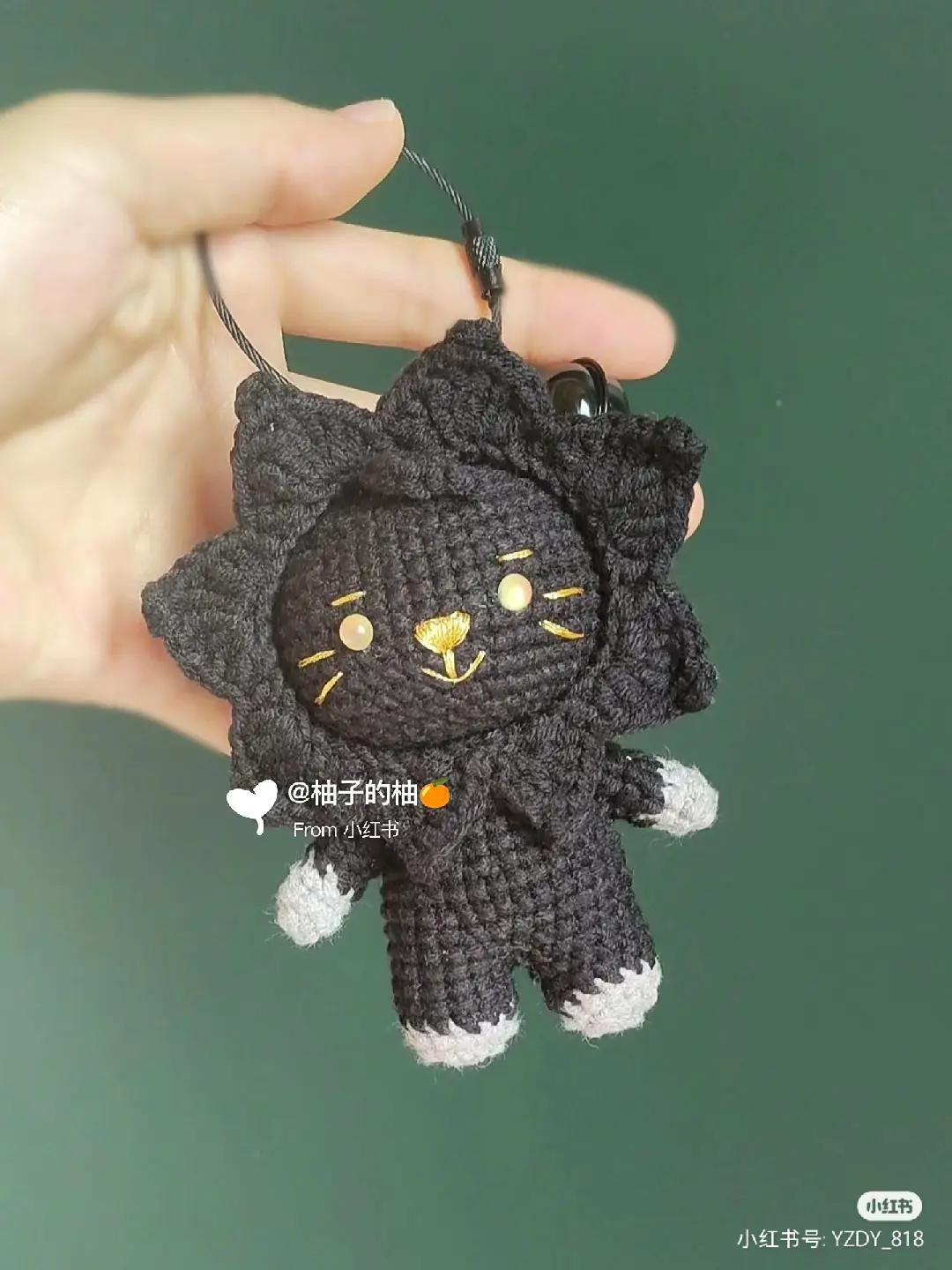 Crochet Amigurumi Patterns: Star黛露 Rabbit, Black Lion Keychain, and Pink Pig Doll with Charts