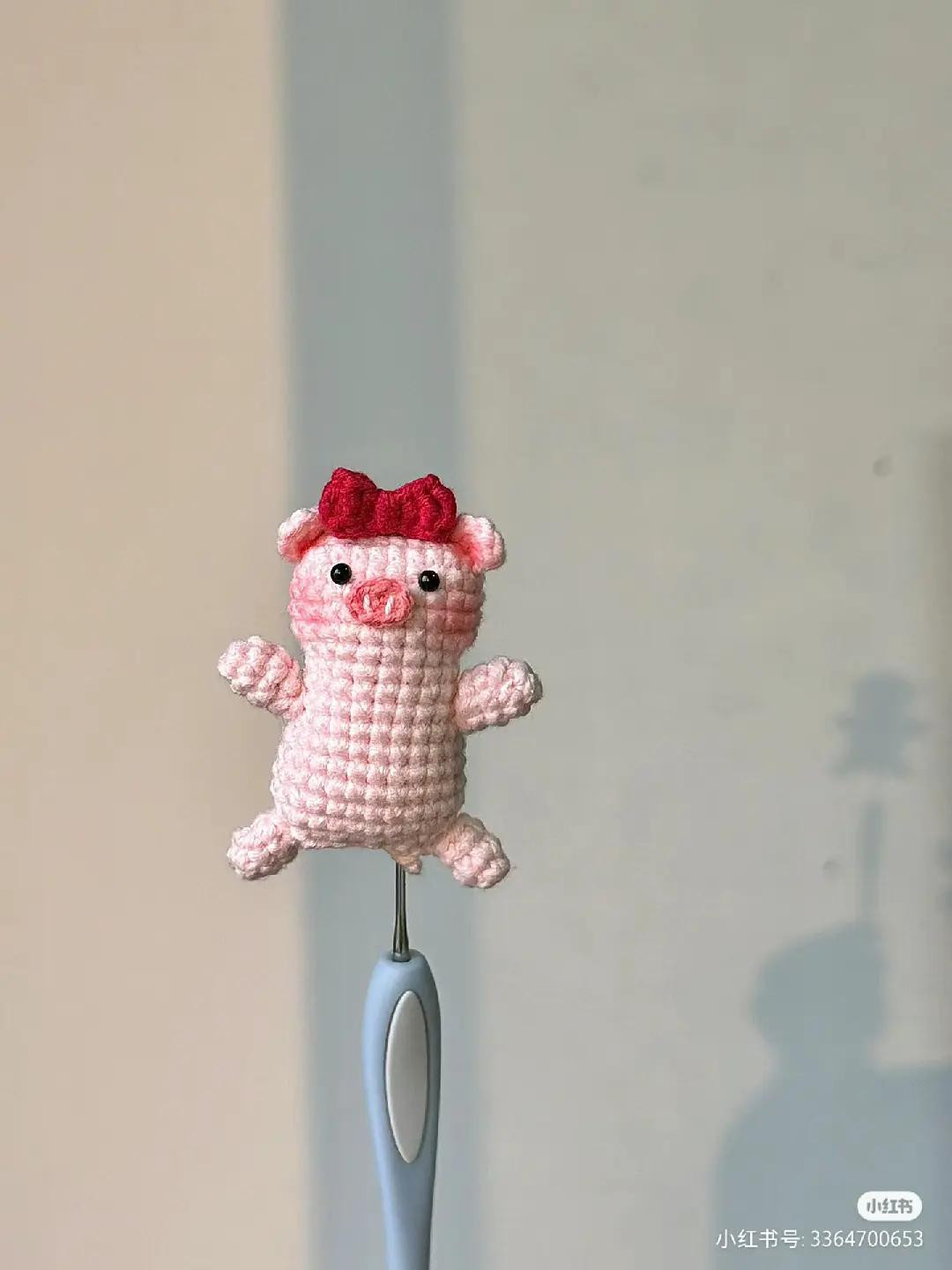 Crochet Amigurumi Patterns: Star黛露 Rabbit, Black Lion Keychain, and Pink Pig Doll with Charts