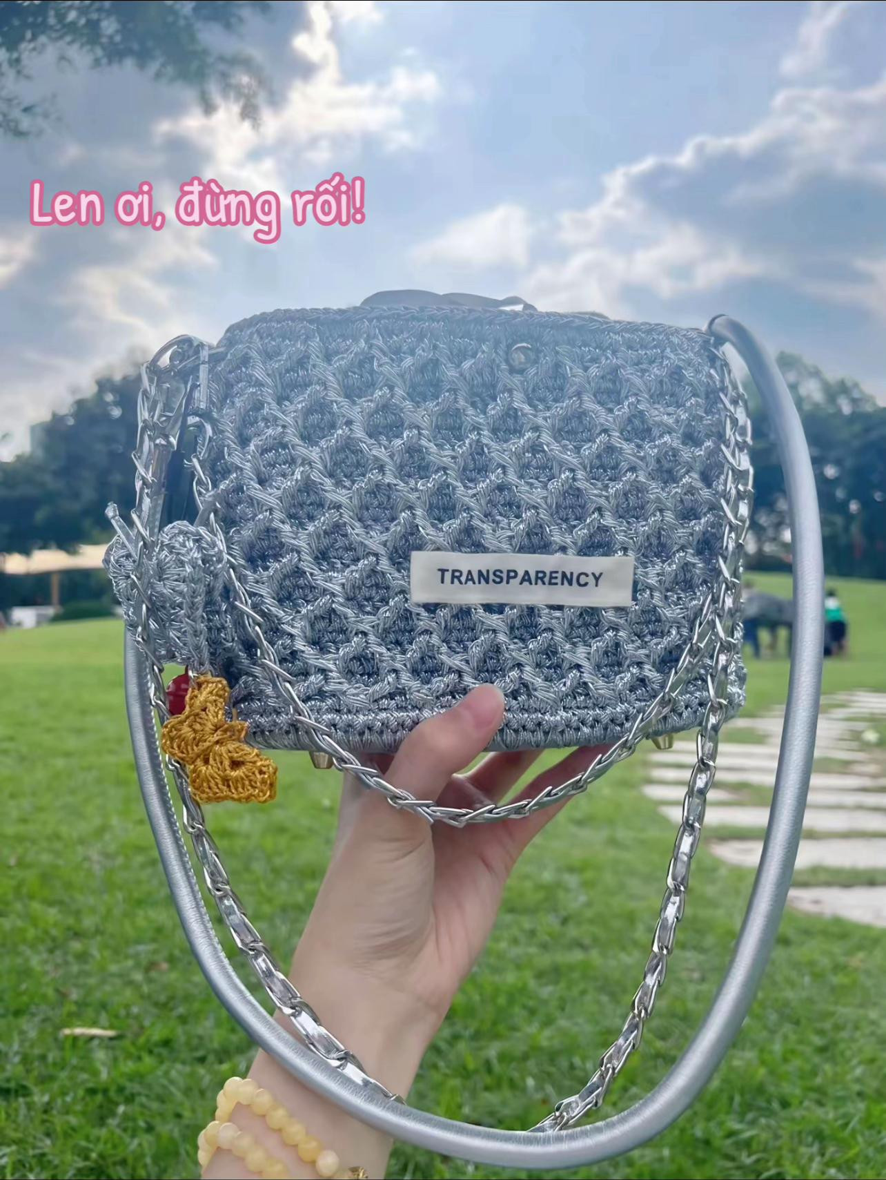 Crochet bag tutorial: silver diamond pattern with leather base and wire