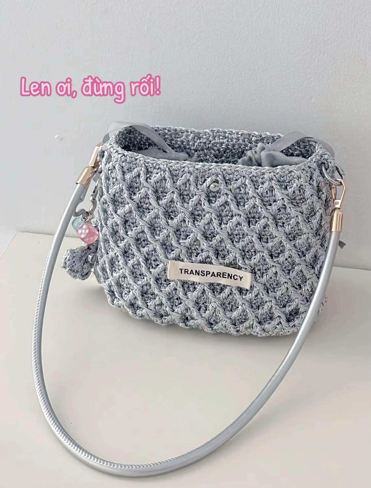 Crochet bag tutorial: silver diamond pattern with leather base and wire