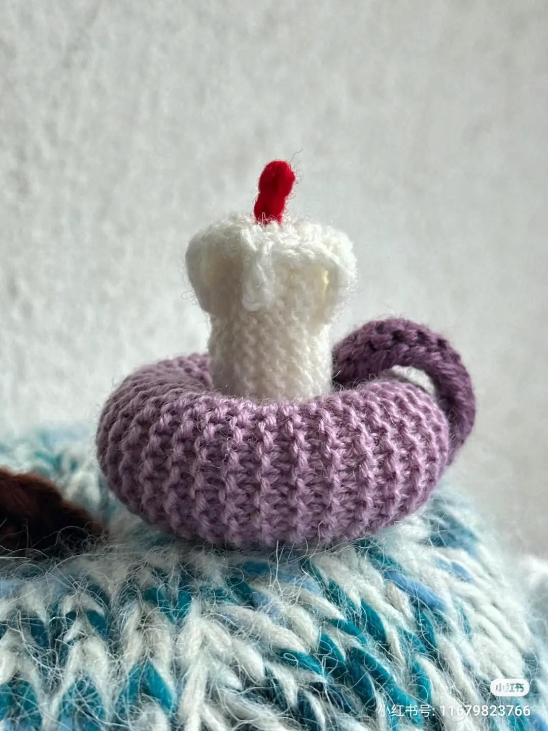 Crochet Bagel Candle Holder Pattern: Free Chart for DIY Mini Amigurumi Candle and Purple Ring Base