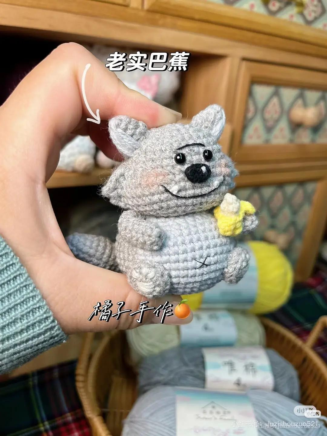 Crochet Banana Wolf Amigurumi Pattern and Tutorial