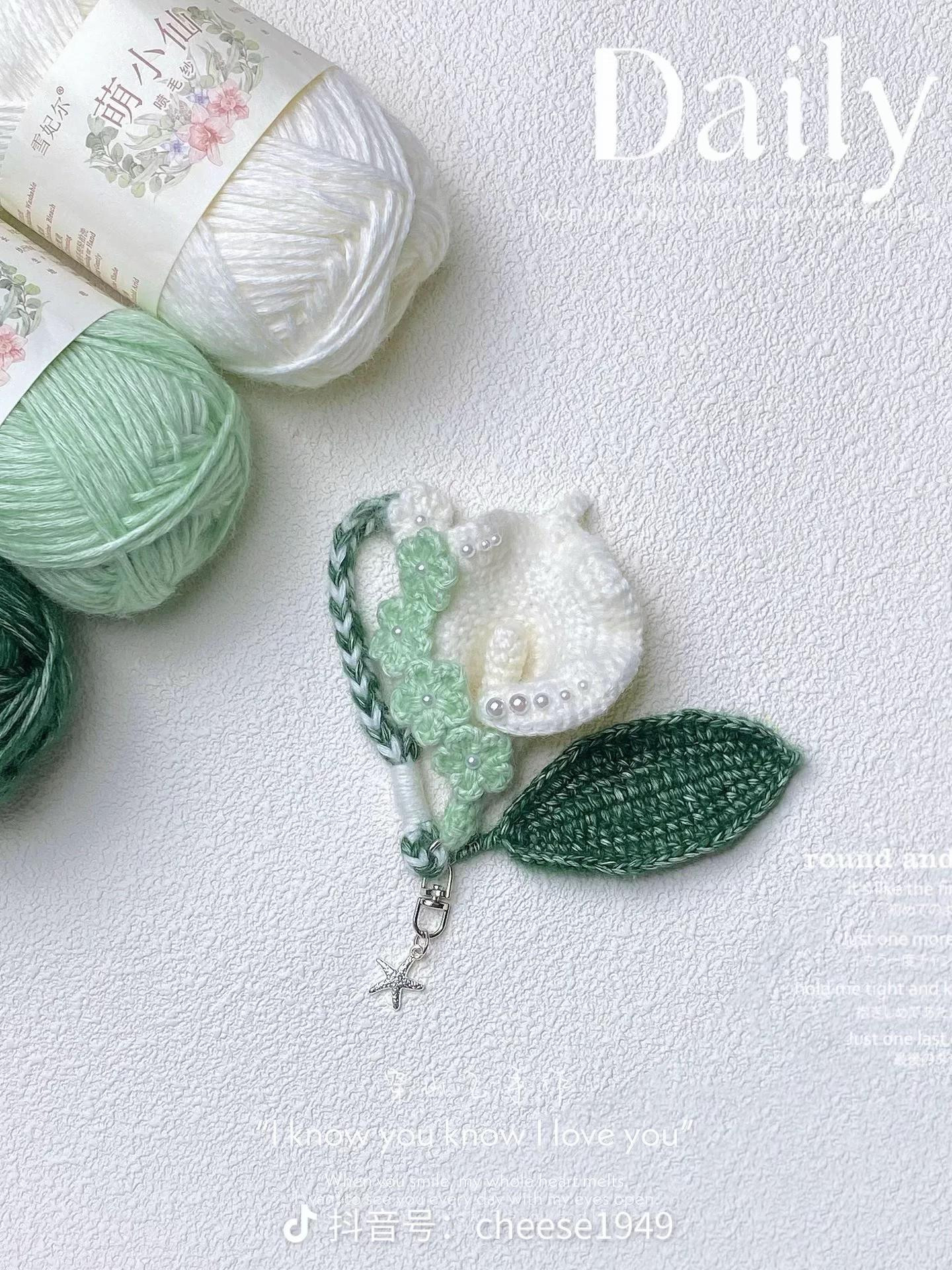 Crochet Calla Lily Flower Keychain Pattern with Pearls
