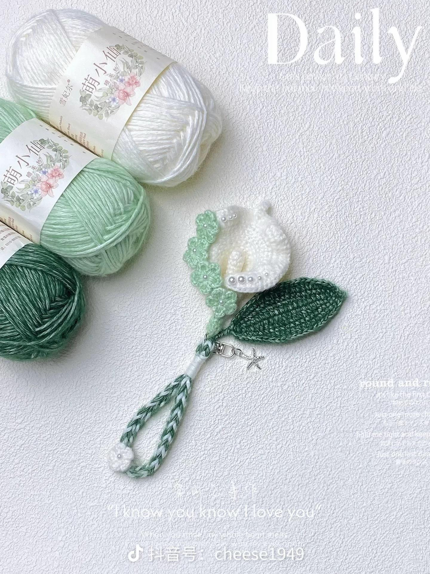 Crochet Calla Lily Flower Keychain Pattern with Pearls