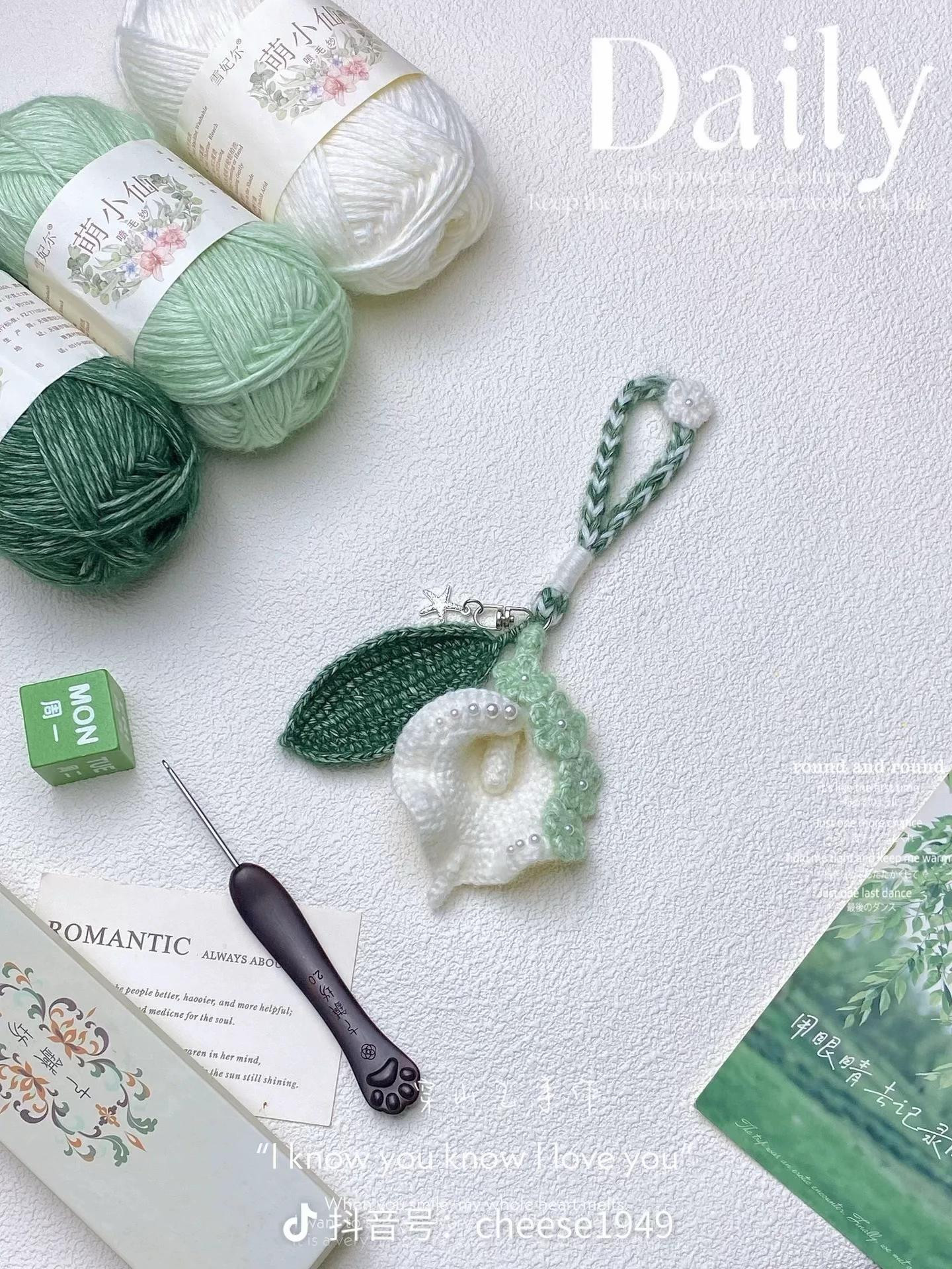 Crochet Calla Lily Flower Keychain Pattern with Pearls