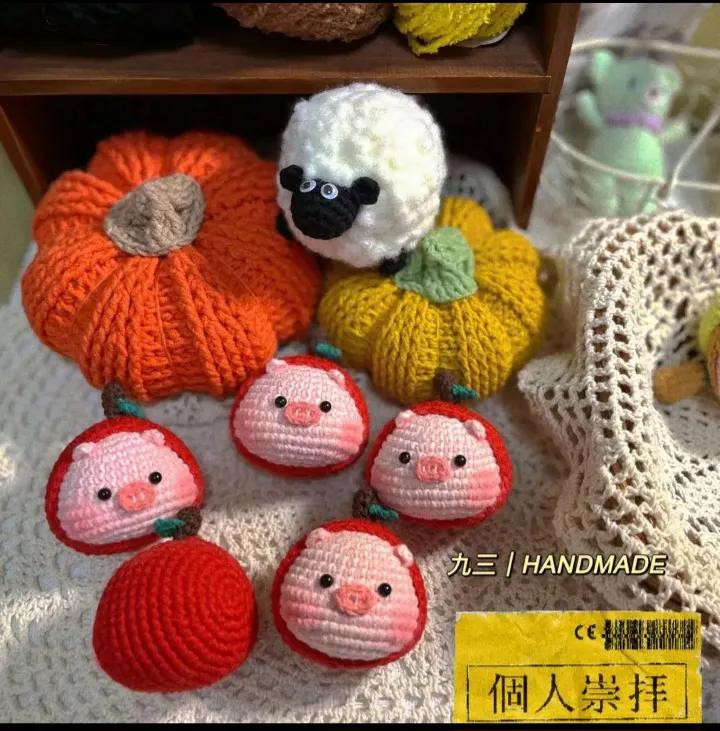 Crochet Christmas Apple Pig Amigurumi Pattern