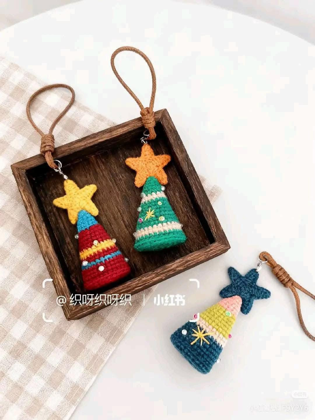 Crochet Christmas Tree Keychain Pattern with Star Topper