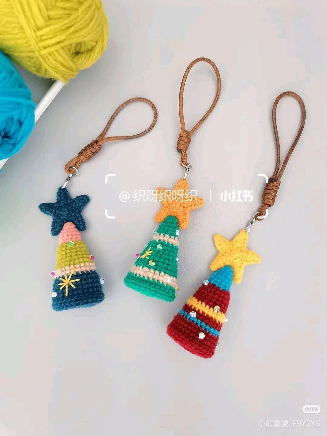 Crochet Christmas Tree Keychain Pattern with Star Topper