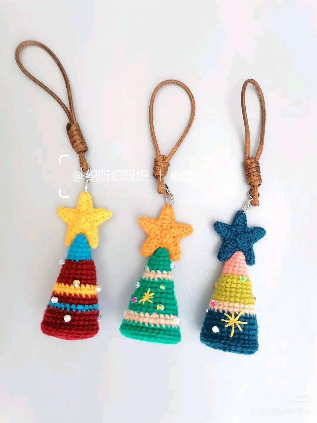 Crochet Christmas Tree Keychain Pattern with Star Topper