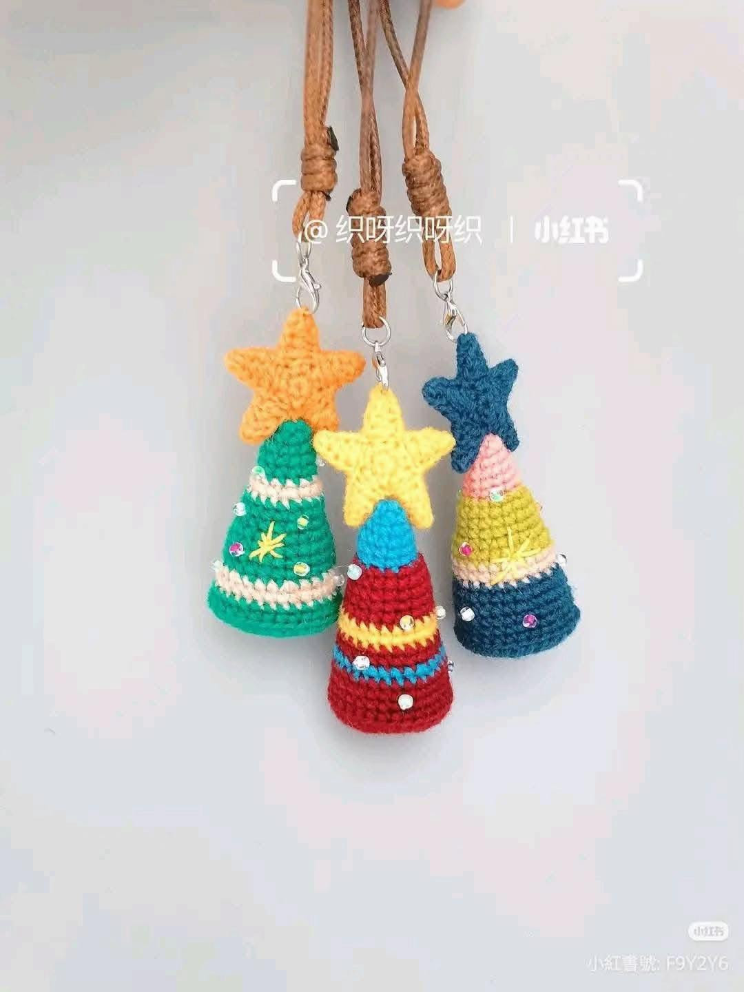 Crochet Christmas Tree Keychain Pattern with Star Topper
