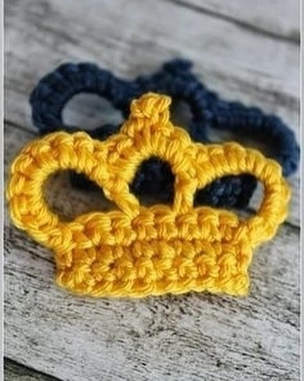 Crochet Crown Hair Clip Pattern Chart - Free DIY Tutorial for Yellow and Blue Yarn Accessory