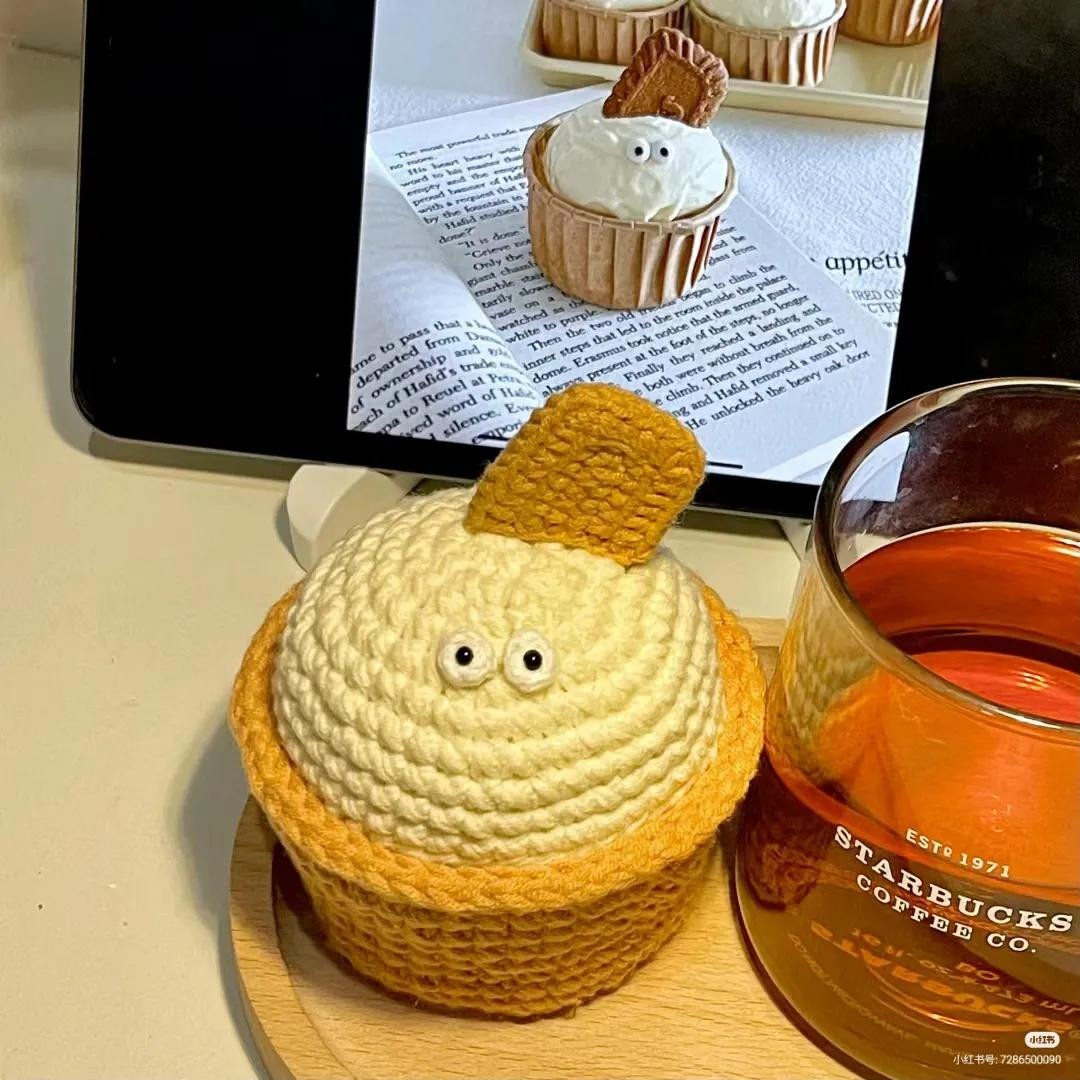 Crochet Cupcake Amigurumi Pattern with Chart