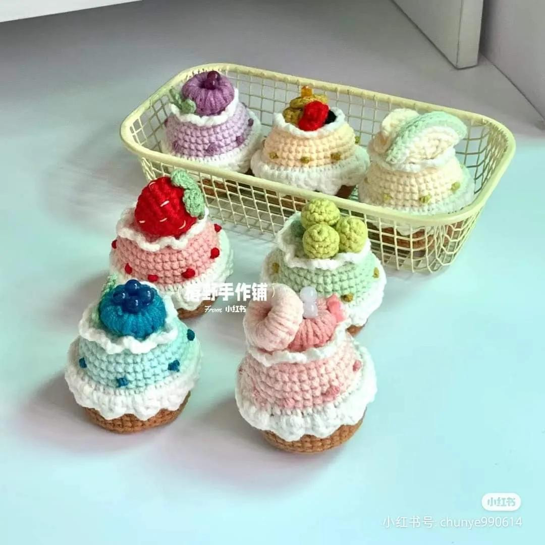 Crochet Cupcake Cake Tutorial Pattern with Strawberry and Cream Details