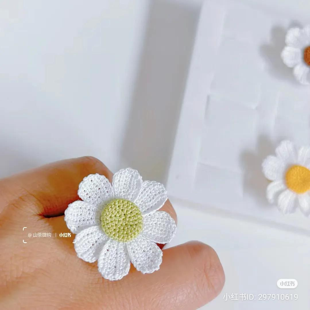 Crochet Daisy Flower Pattern Tutorial with Detailed Stitch Chart