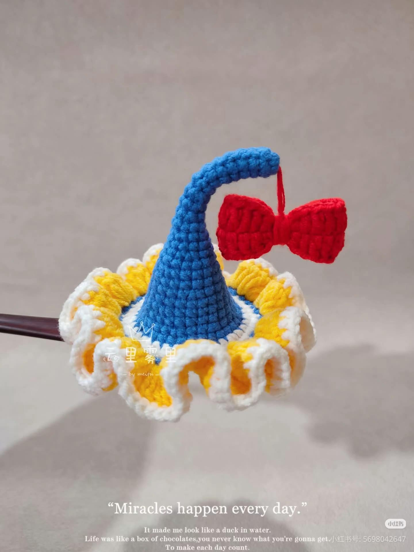 Crochet Elf Hat Pattern with Ruffled Brim and Red Bow