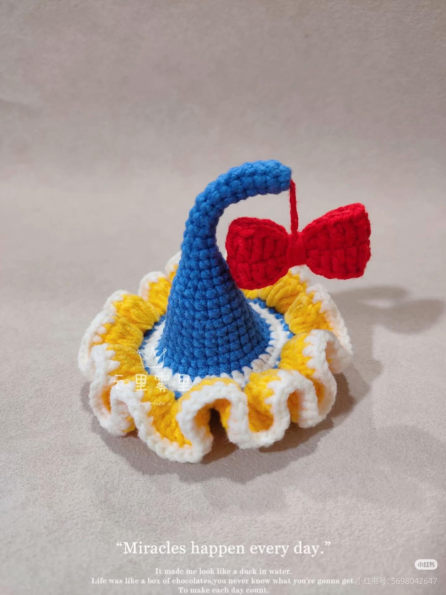 Crochet Elf Hat Pattern with Ruffled Brim and Red Bow